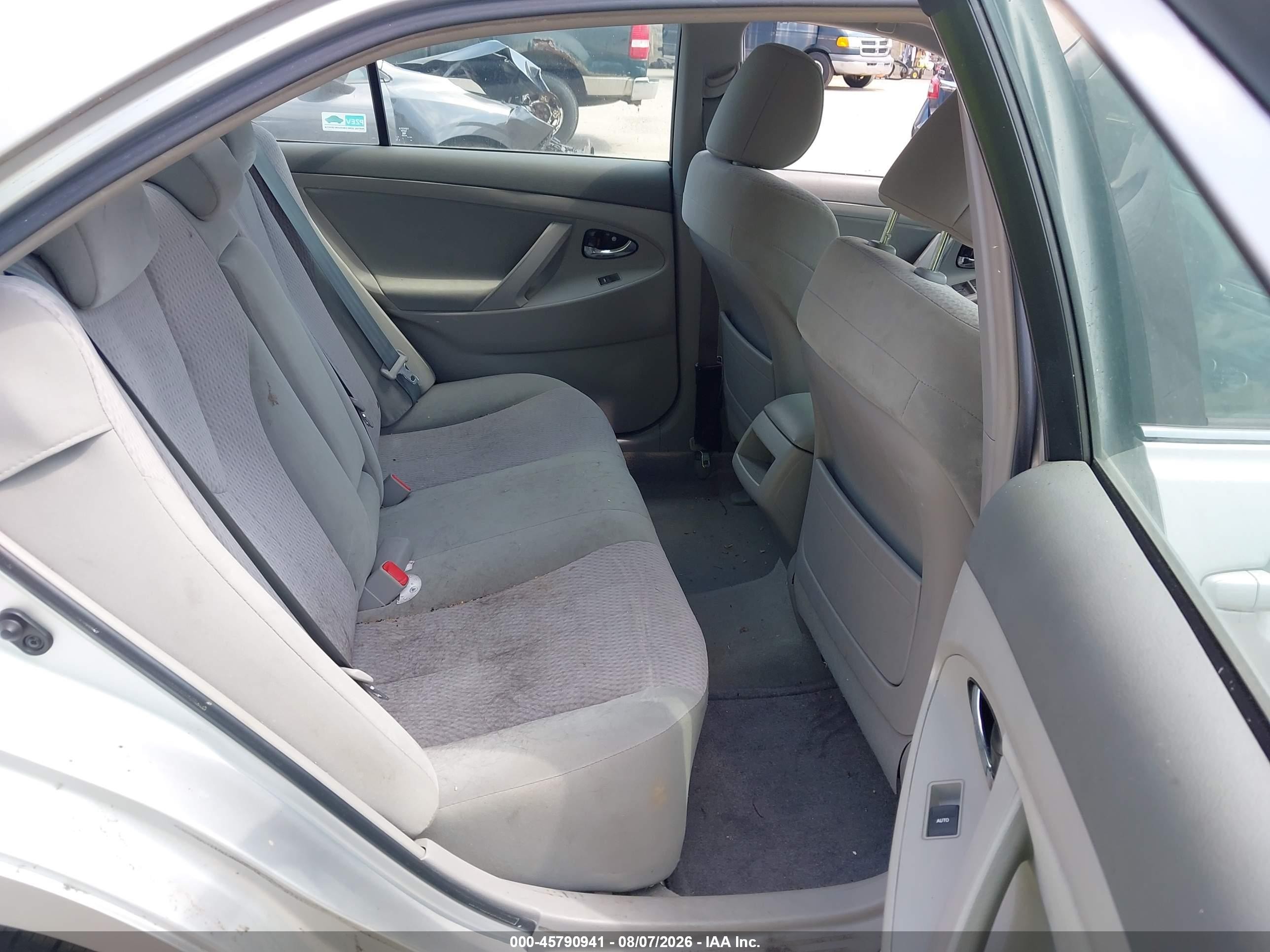 2011 Toyota Camry Le Серебряный vin: 4T4BF3EK3BR145372