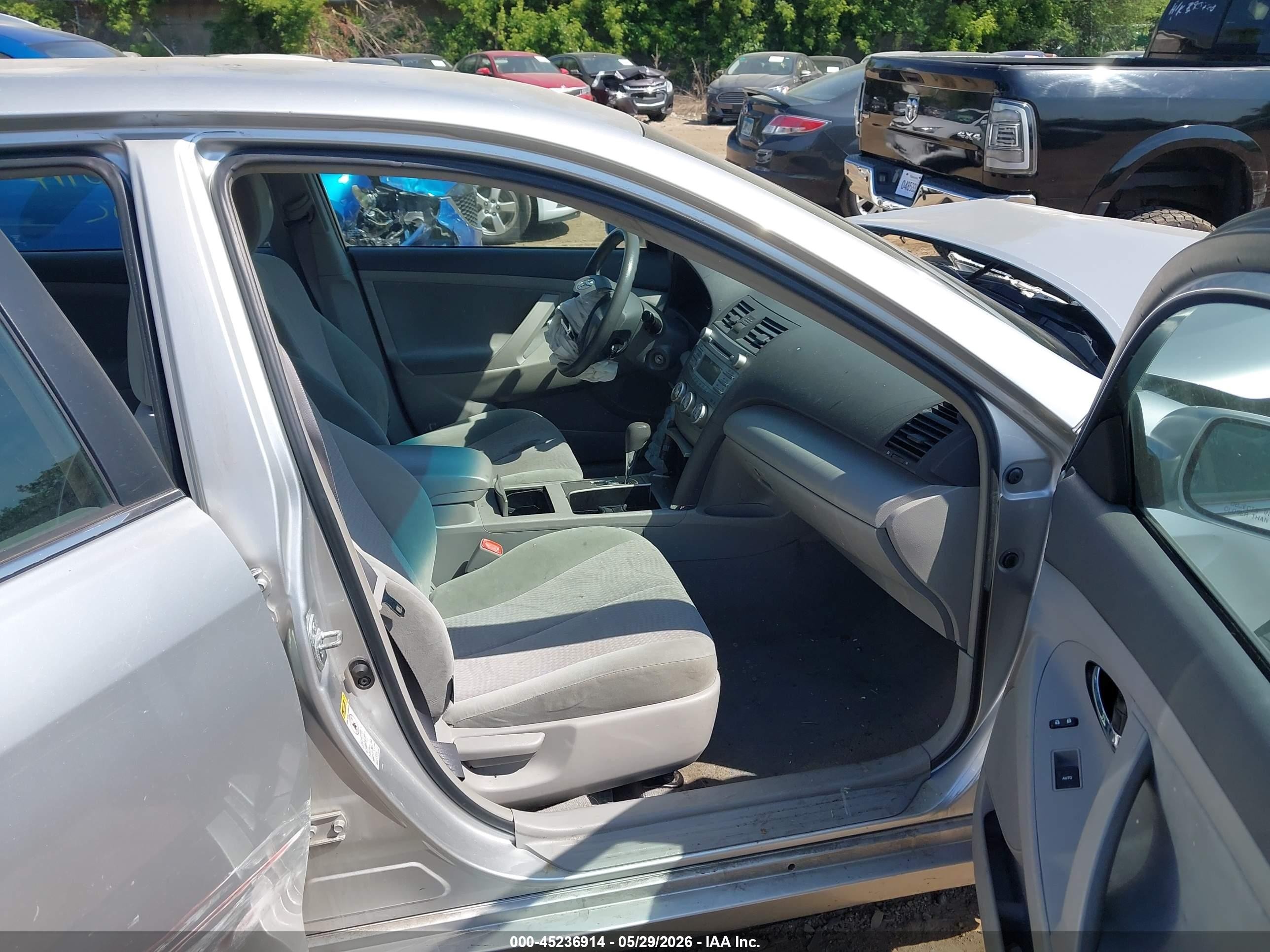 2010 Toyota Camry Le Silver vin: 4T4BF3EK4AR023392