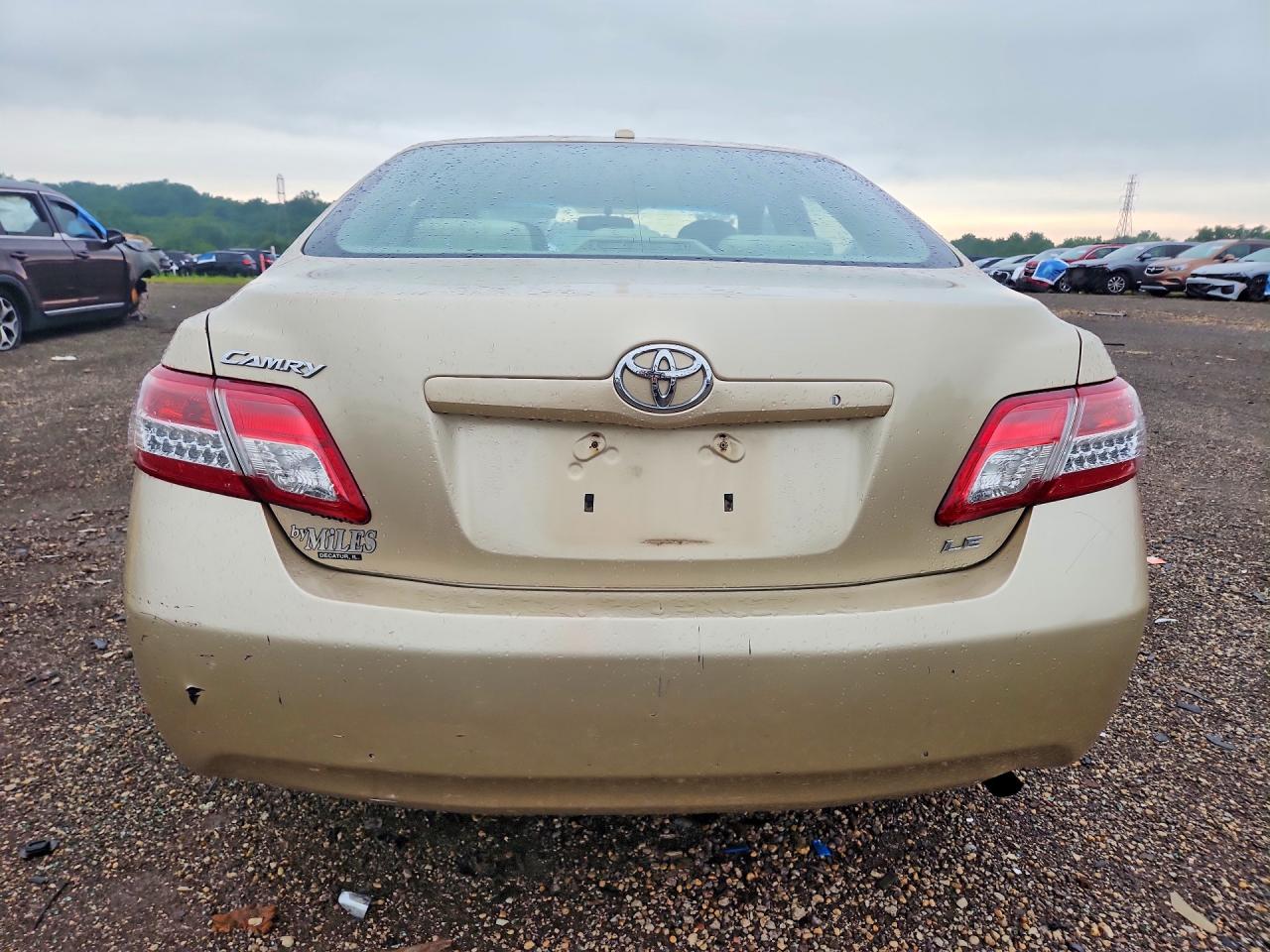 2010 Toyota Camry Le Tan vin: 4T4BF3EK4AR053816