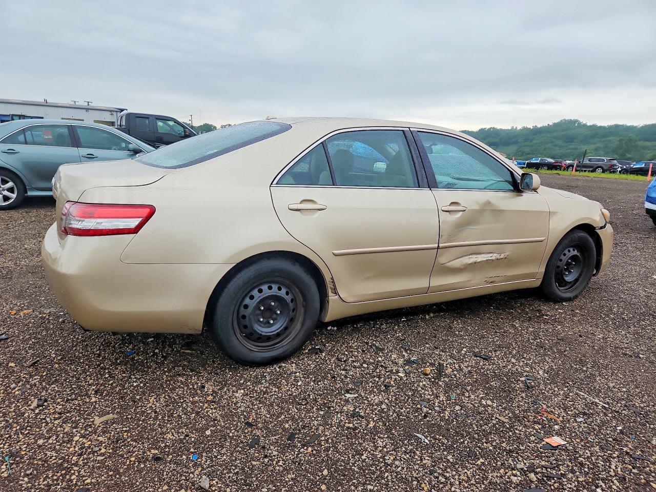 2010 Toyota Camry Le Tan vin: 4T4BF3EK4AR053816