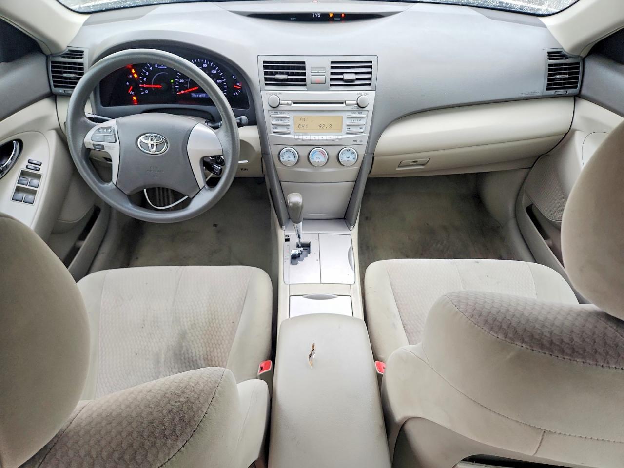 2010 Toyota Camry Le Tan vin: 4T4BF3EK4AR053816