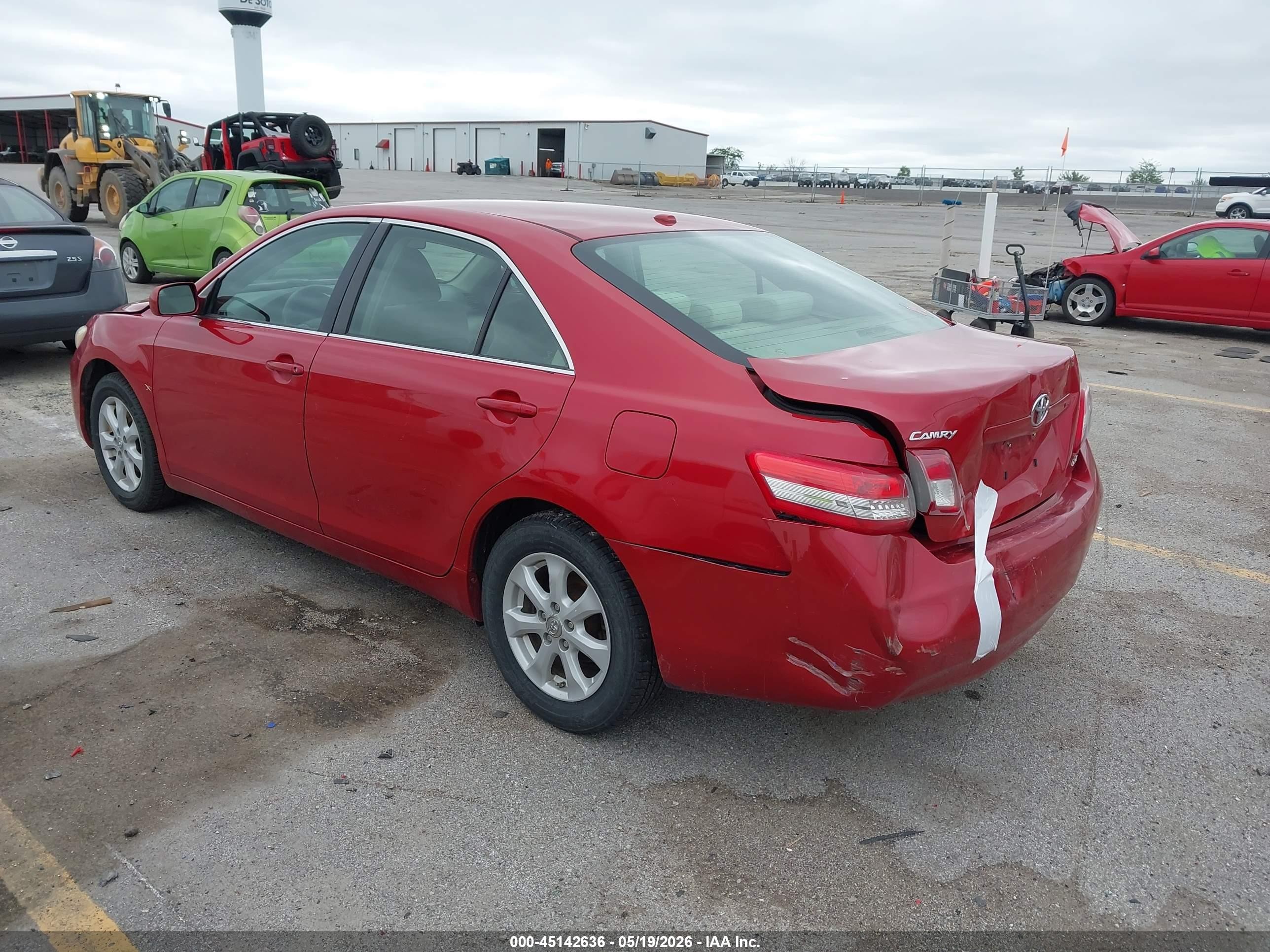 2010 Toyota Camry Le Red vin: 4T4BF3EK4AR081731