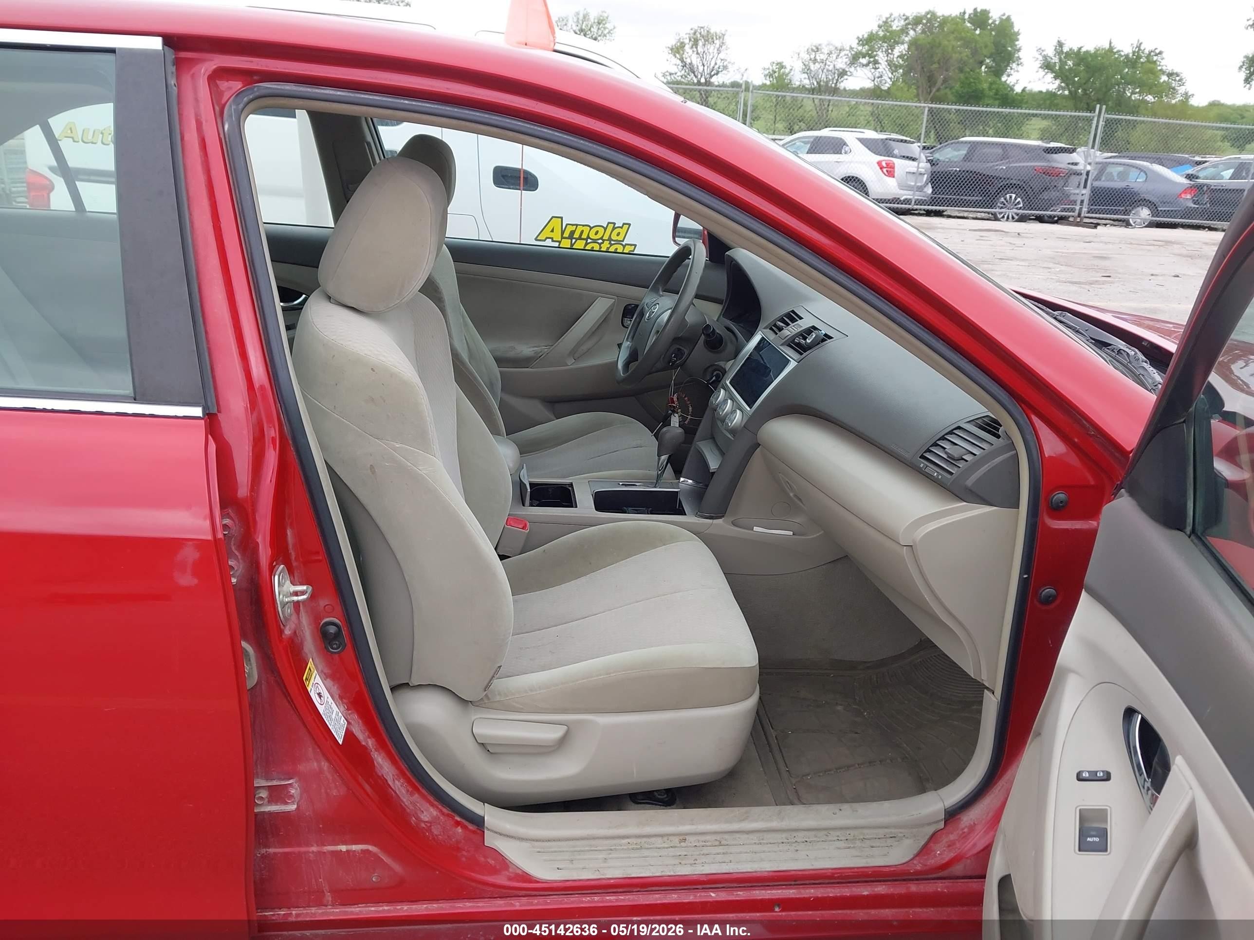2010 Toyota Camry Le Red vin: 4T4BF3EK4AR081731