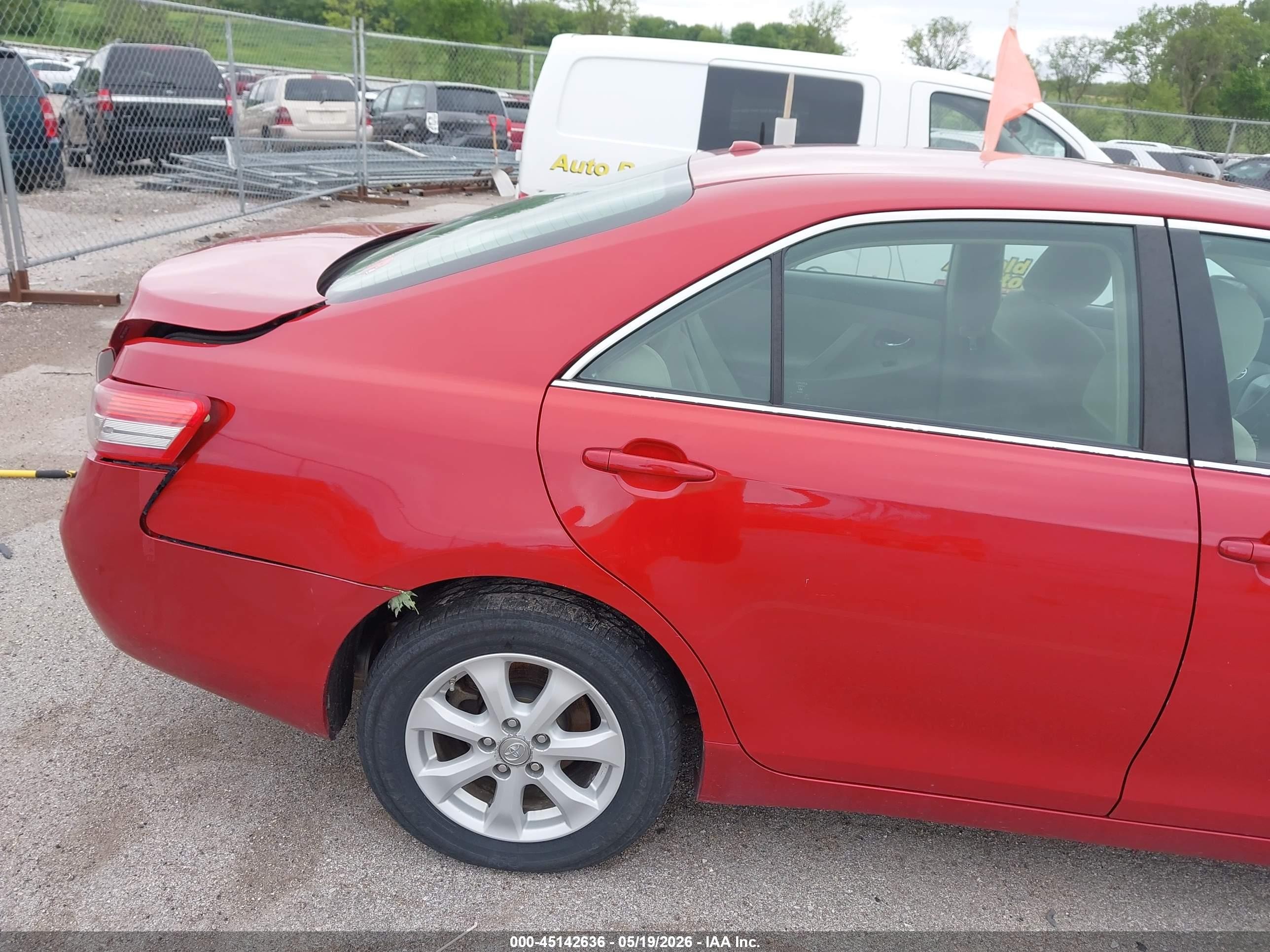 2010 Toyota Camry Le Red vin: 4T4BF3EK4AR081731
