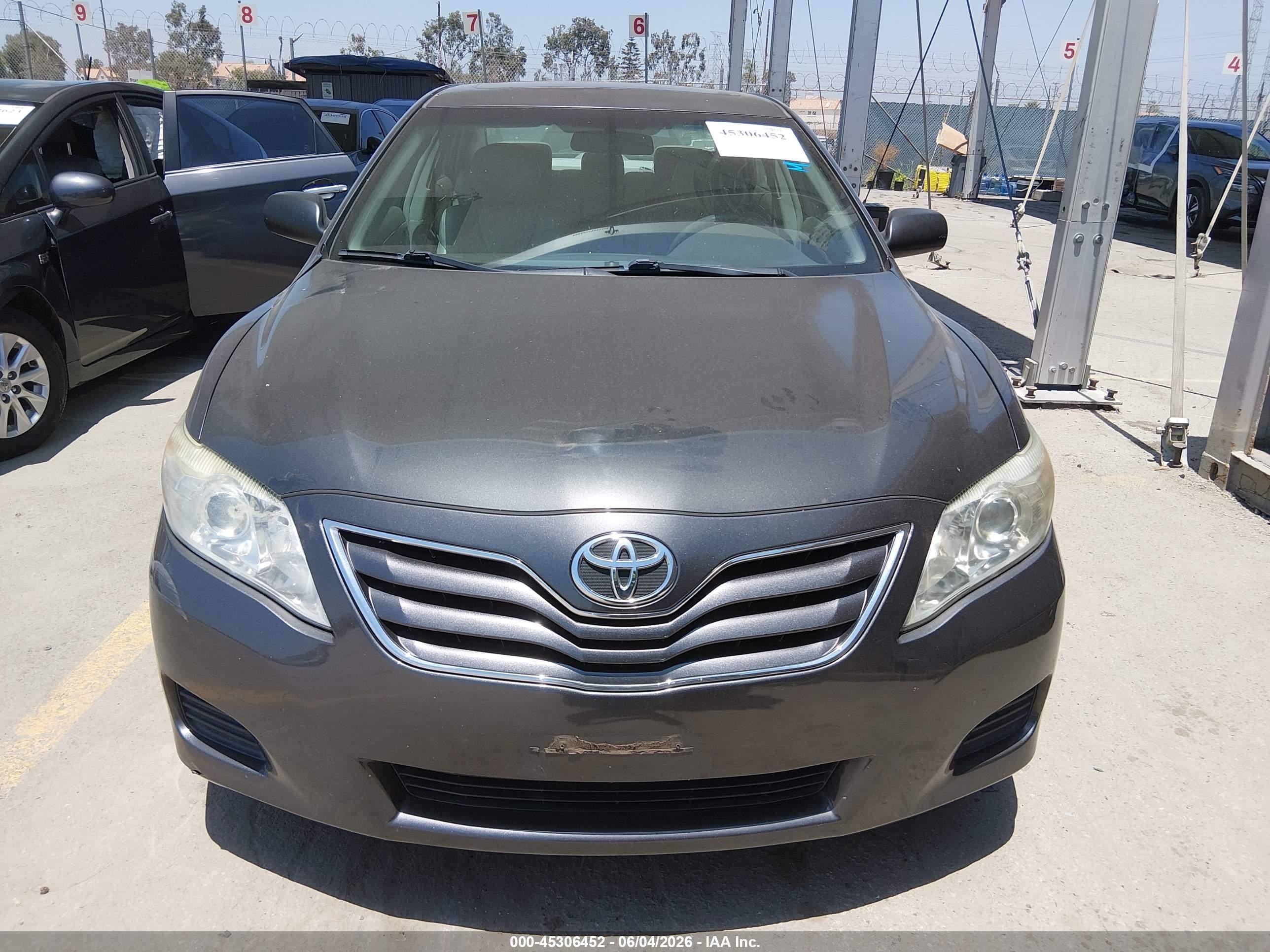 2010 Toyota Camry Le Gray vin: 4T4BF3EK4AR084631