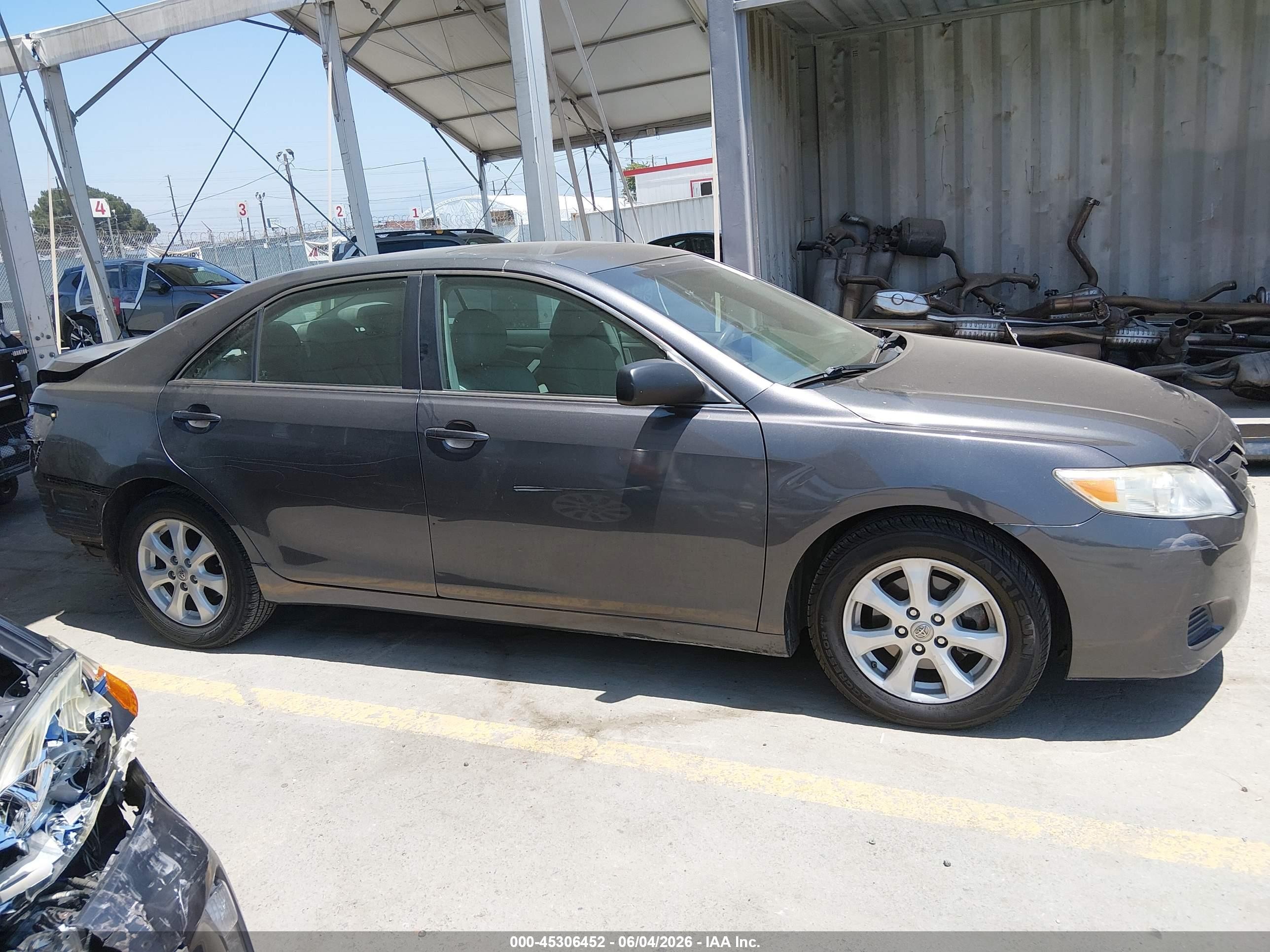2010 Toyota Camry Le Gray vin: 4T4BF3EK4AR084631
