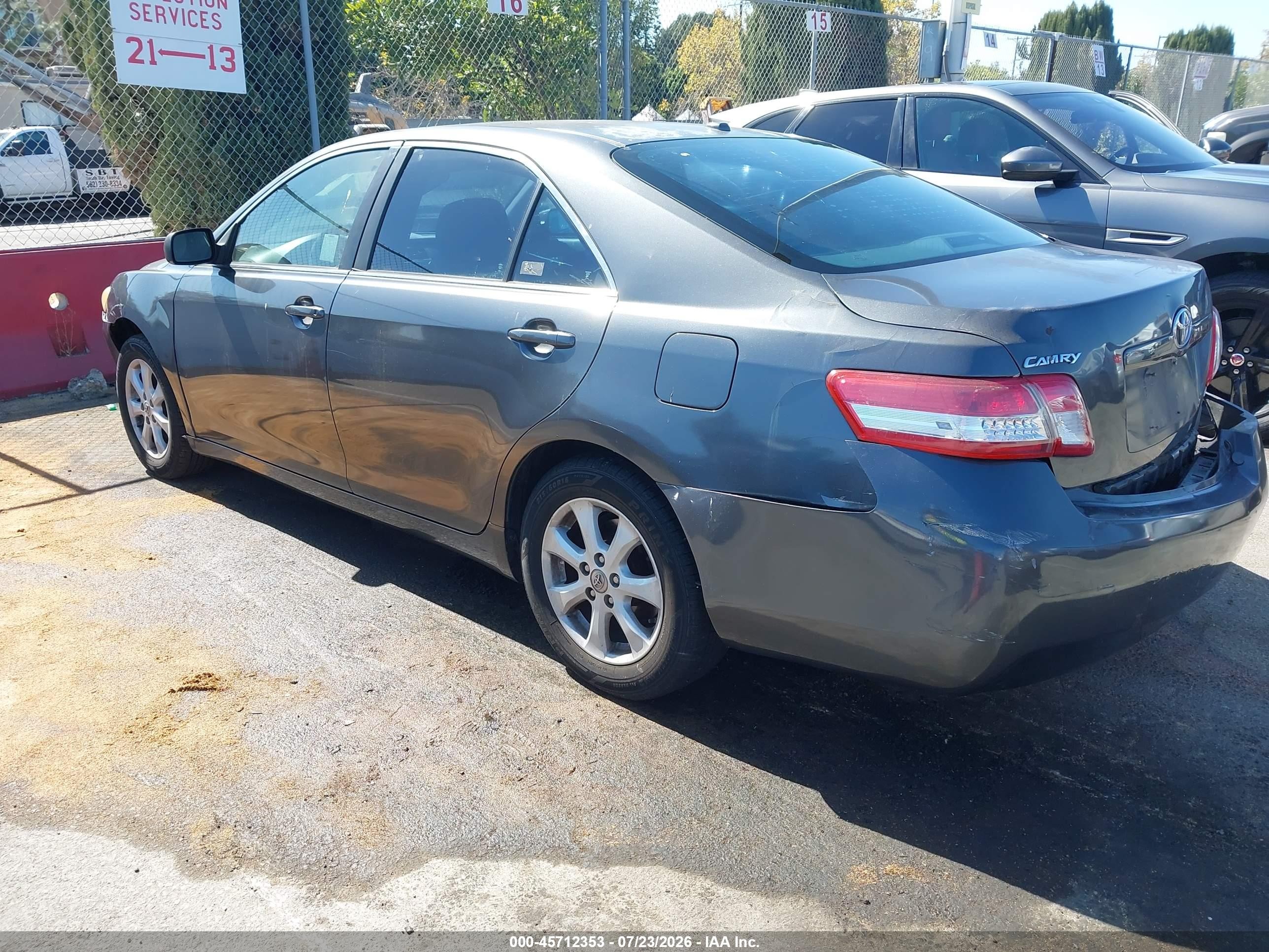 2010 Toyota Camry Le Серый vin: 4T4BF3EK4AR085570