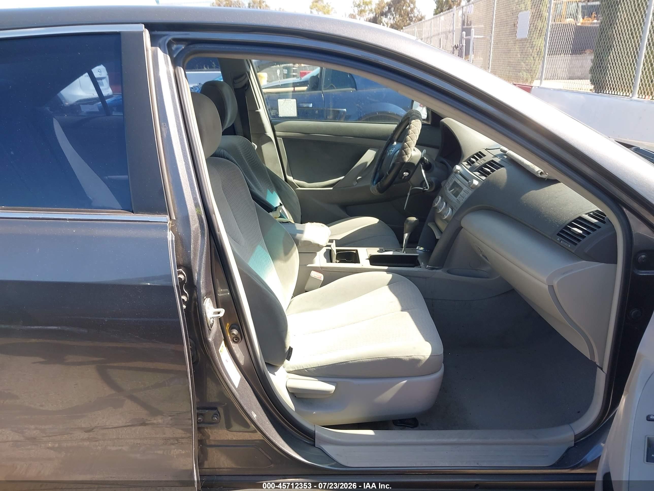 2010 Toyota Camry Le Серый vin: 4T4BF3EK4AR085570