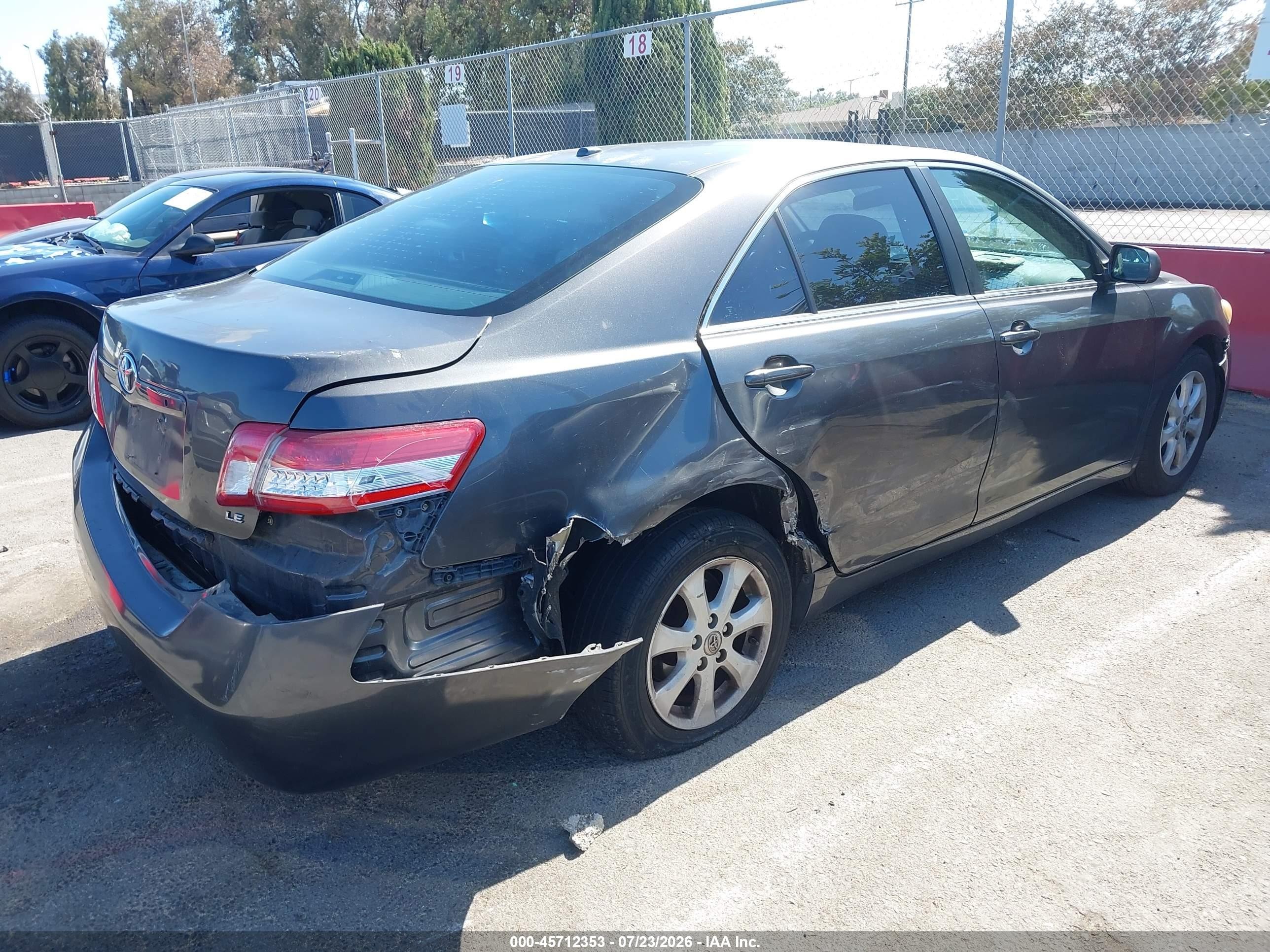 2010 Toyota Camry Le Серый vin: 4T4BF3EK4AR085570