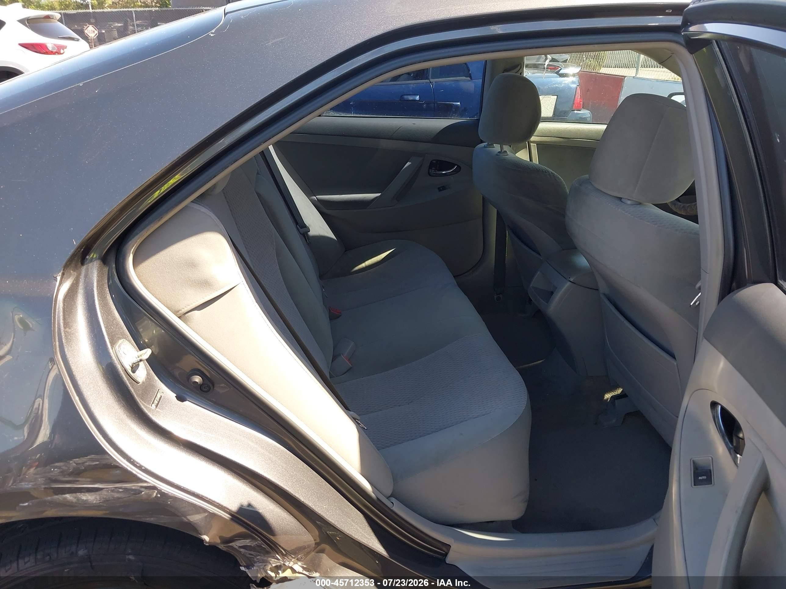 2010 Toyota Camry Le Серый vin: 4T4BF3EK4AR085570