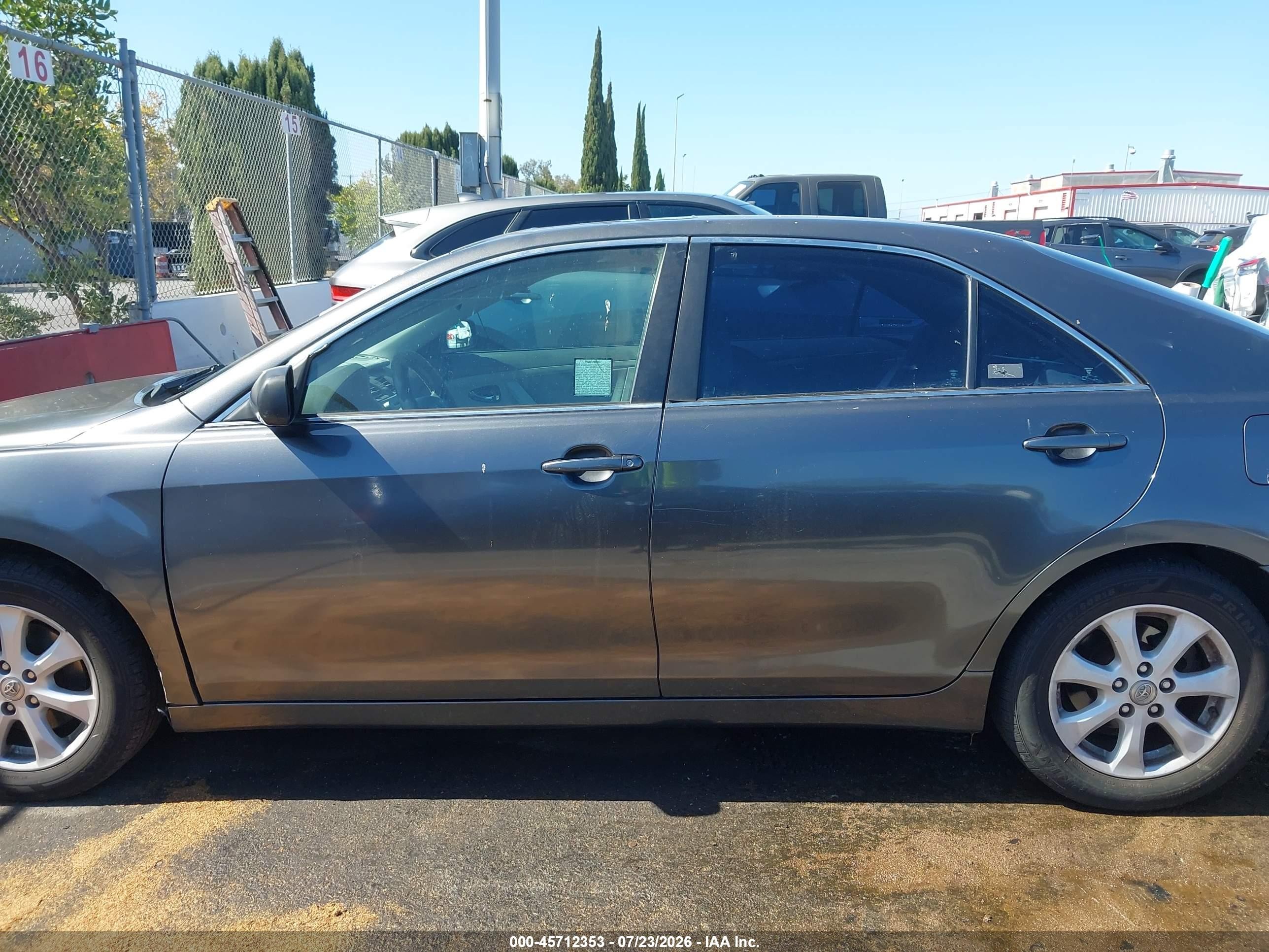 2010 Toyota Camry Le Серый vin: 4T4BF3EK4AR085570