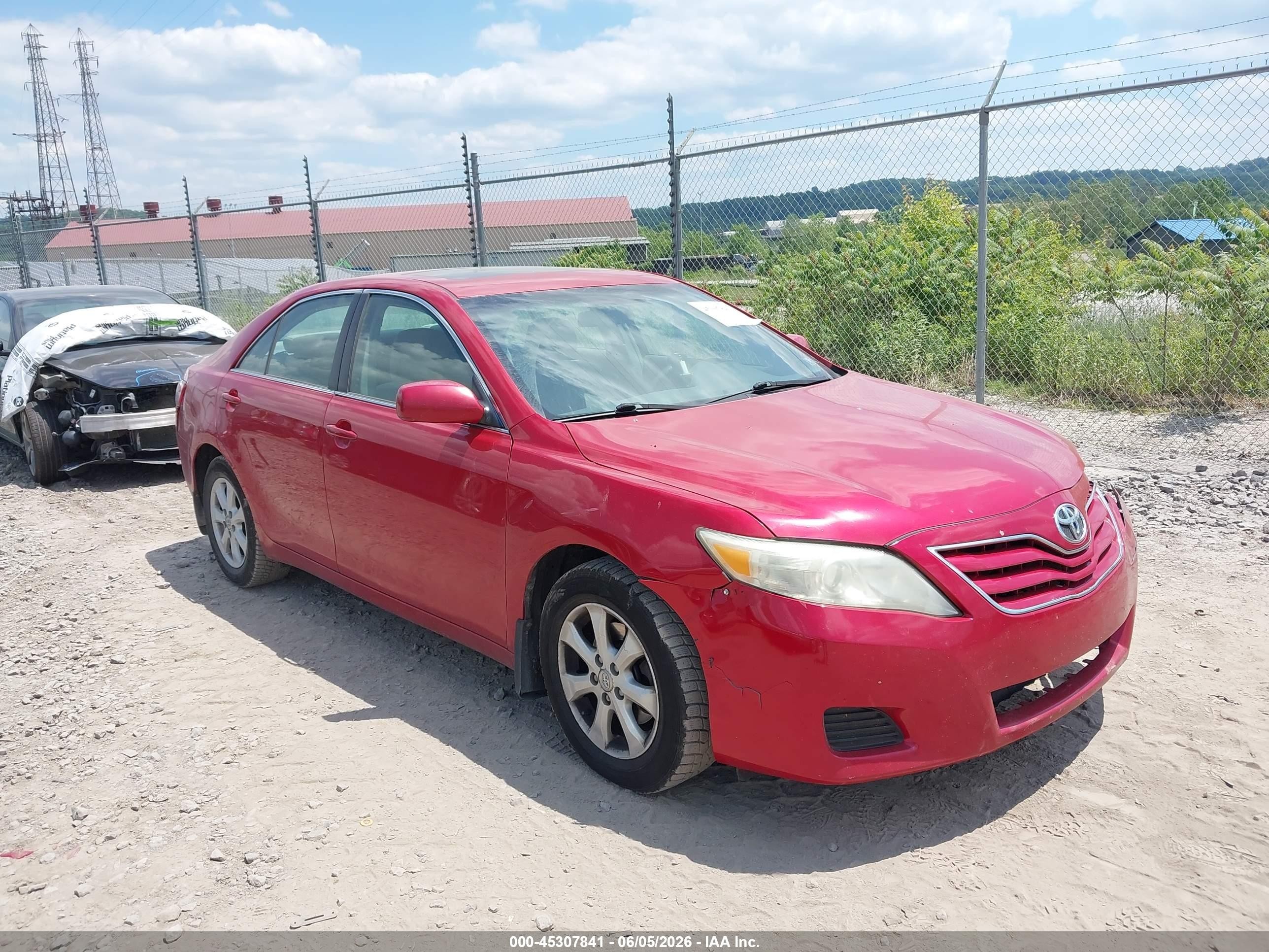 2011 Toyota Camry Le Red vin: 4T4BF3EK4BR094559