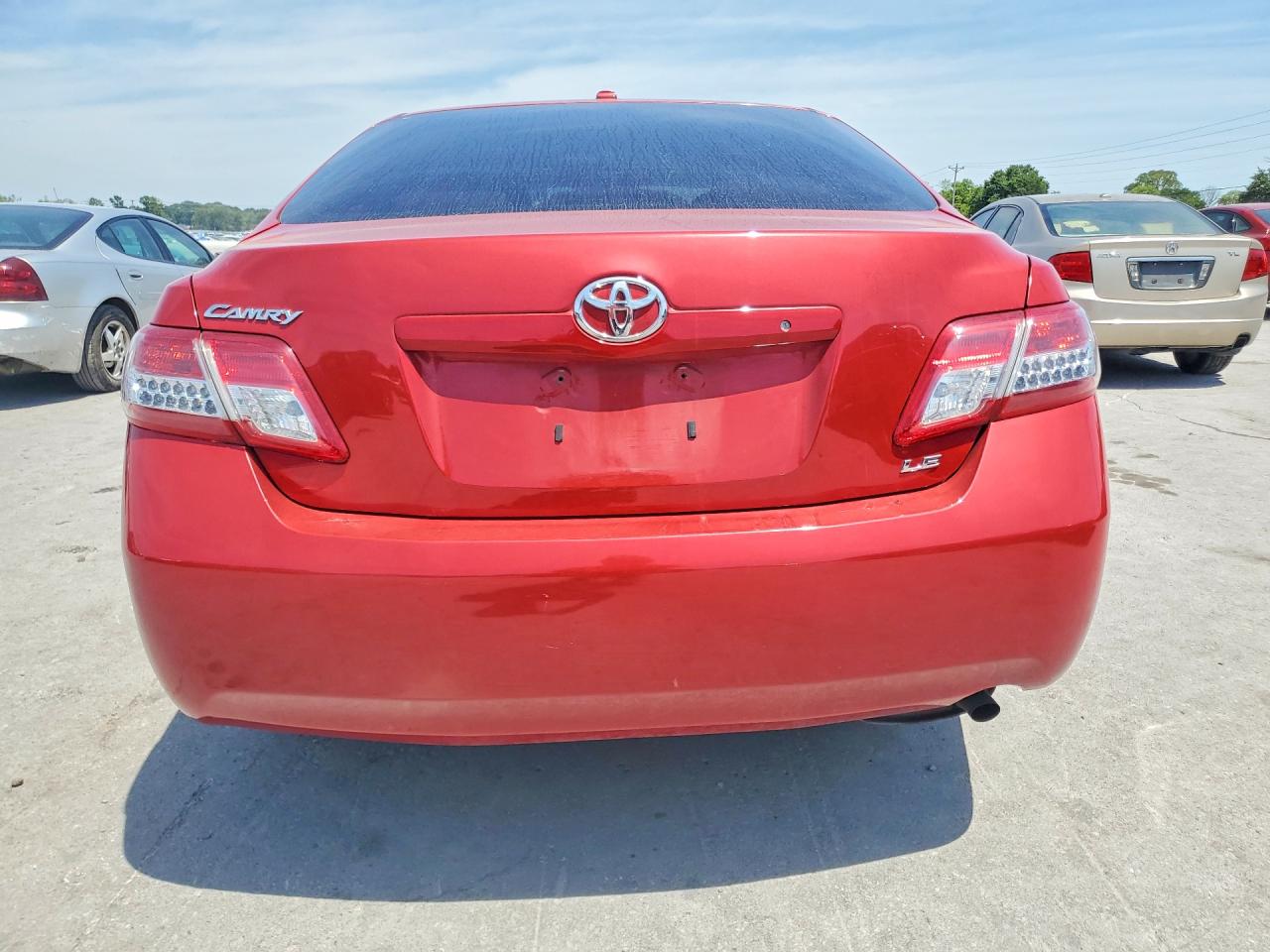 2010 Toyota Camry Le Red vin: 4T4BF3EK5AR008237