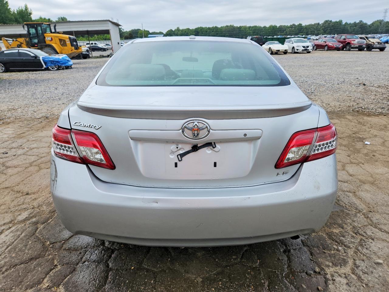 2010 Toyota Camry Le Серебряный vin: 4T4BF3EK5AR010117