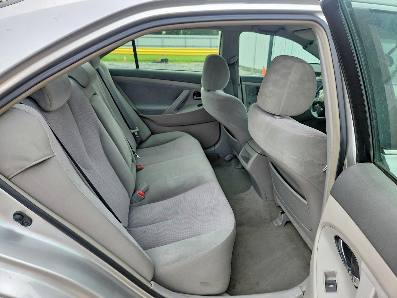 2010 Toyota Camry Le Серебряный vin: 4T4BF3EK5AR010117
