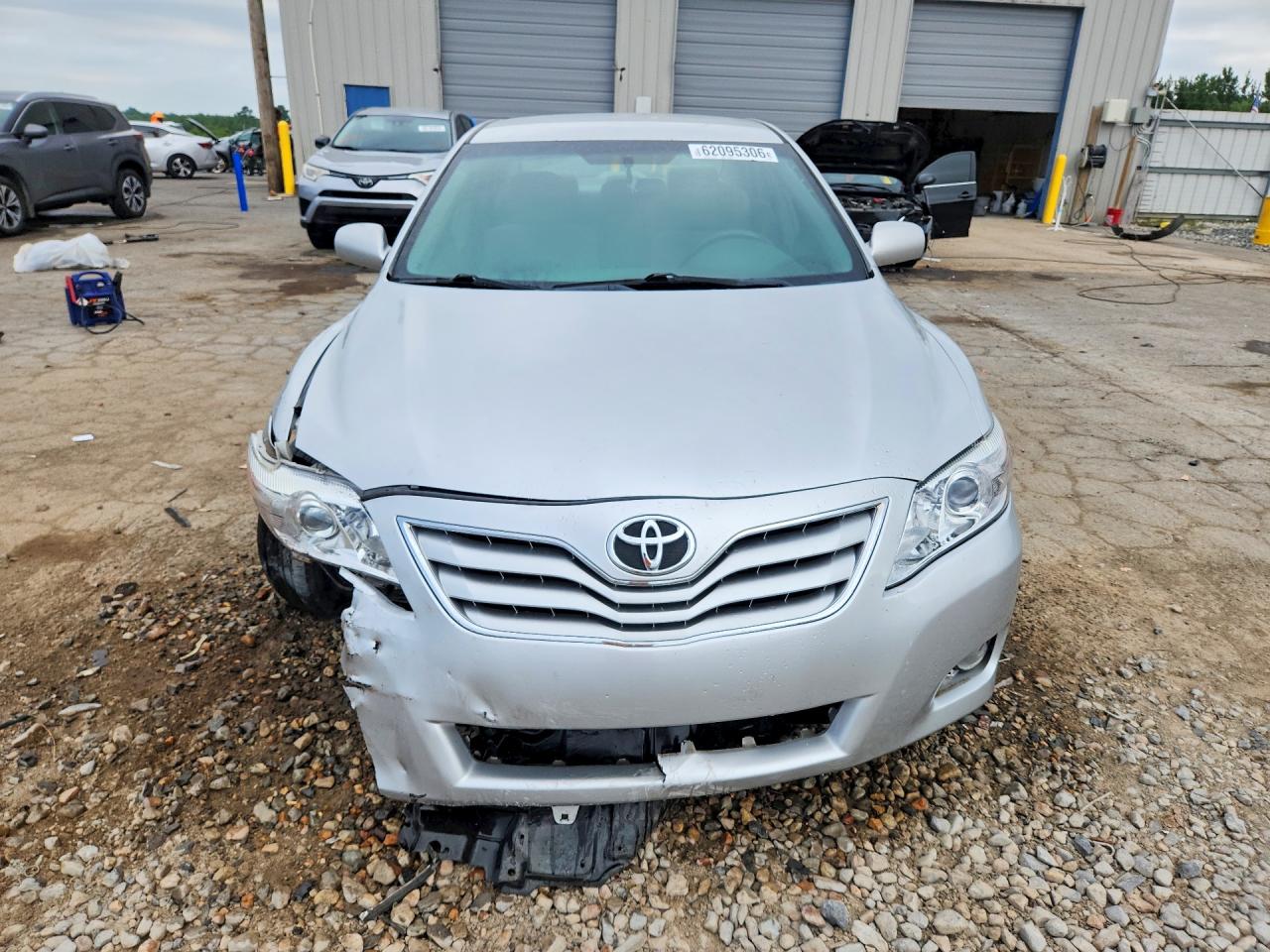 2010 Toyota Camry Le Серебряный vin: 4T4BF3EK5AR010117