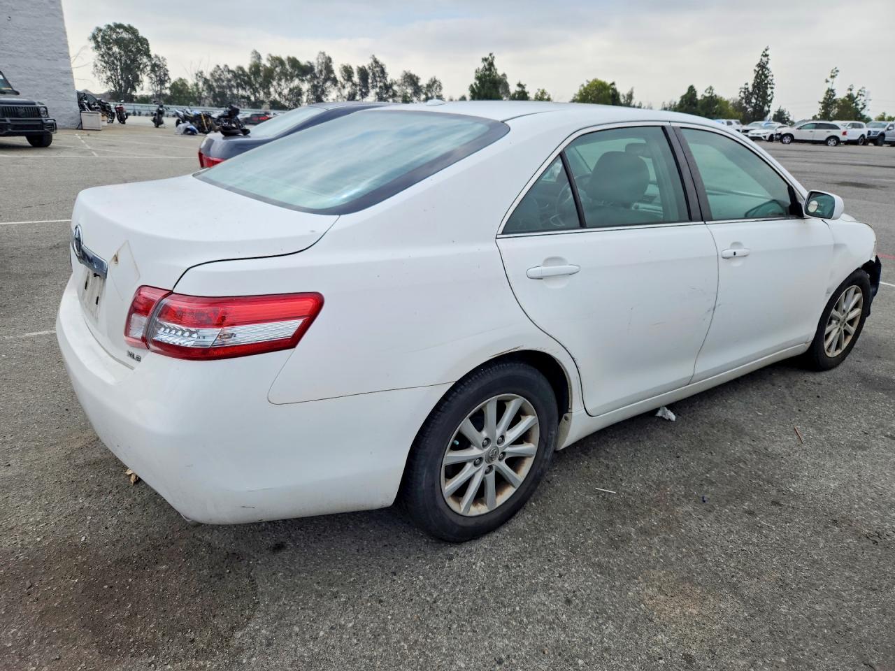 2010 Toyota Camry Xle White vin: 4T4BF3EK5AR010120