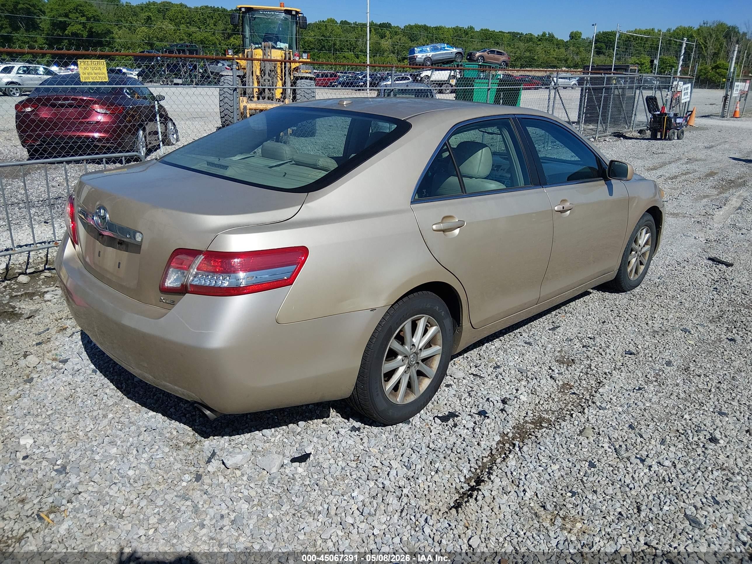 2010 Toyota Camry Xle Gold vin: 4T4BF3EK5AR023367