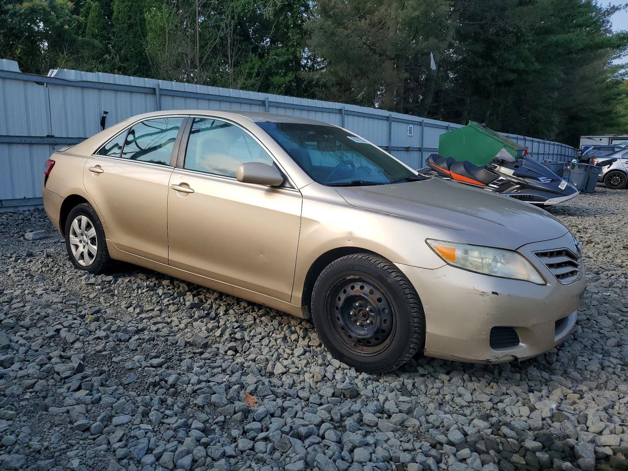 2010 Toyota Camry Le Gold vin: 4T4BF3EK5AR026284