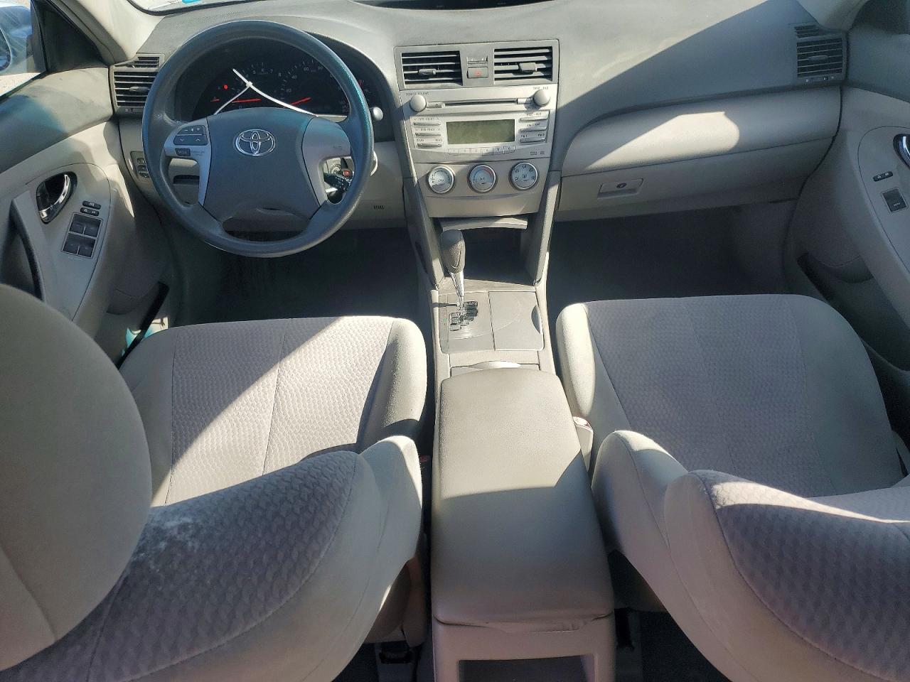 2010 Toyota Camry Le Серебряный vin: 4T4BF3EK5AR039410