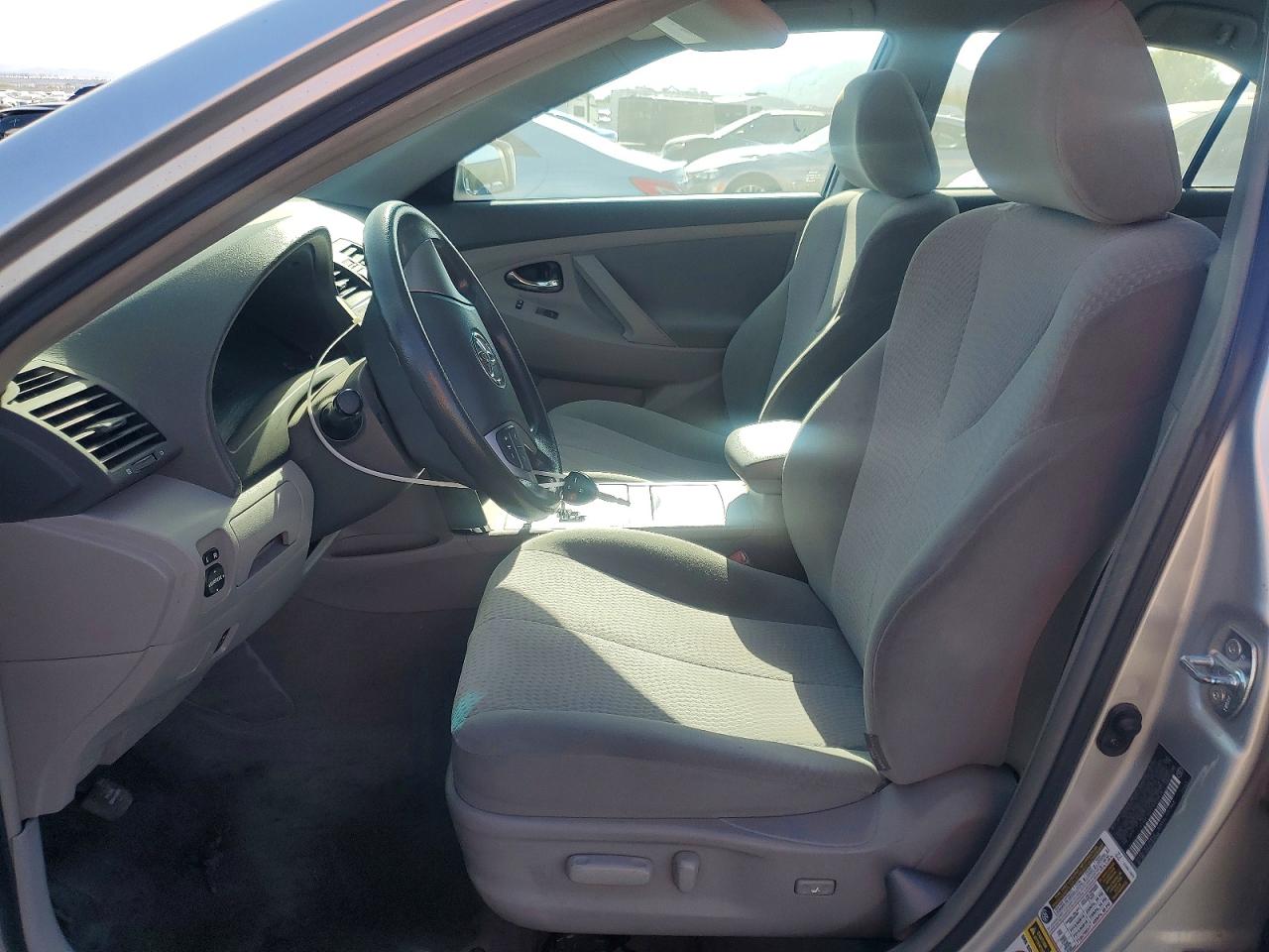 2010 Toyota Camry Le Серебряный vin: 4T4BF3EK5AR039410