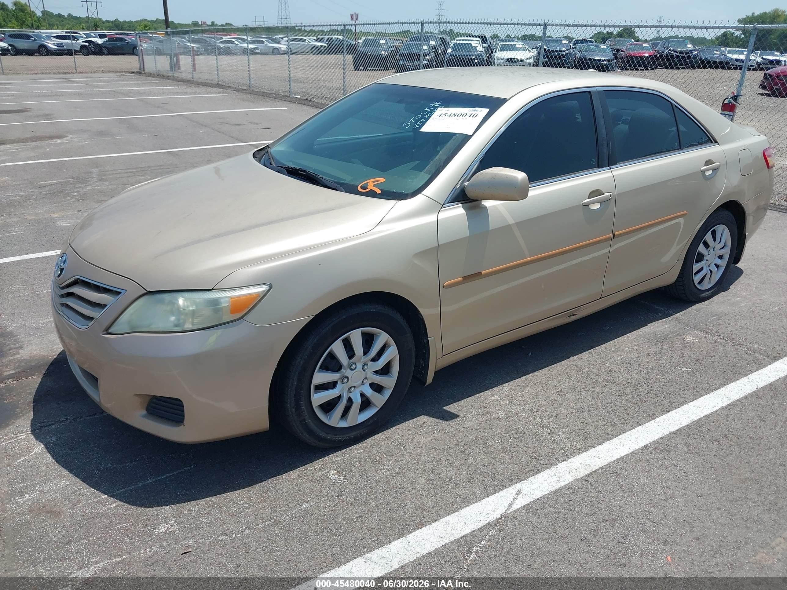 2010 Toyota Camry Le Gold vin: 4T4BF3EK5AR050813