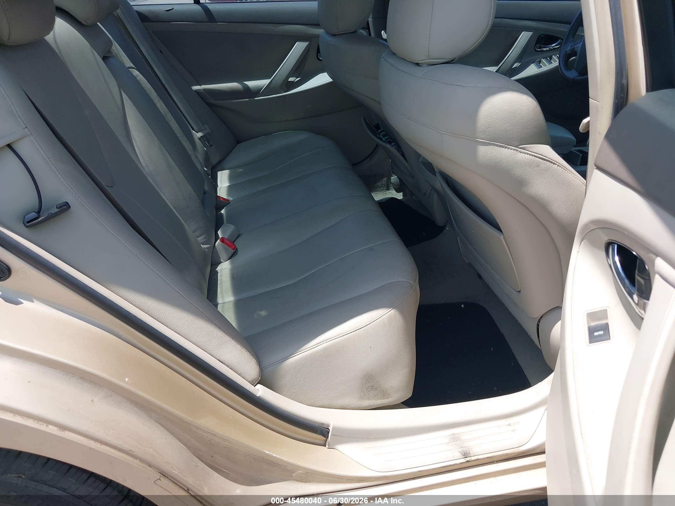 2010 Toyota Camry Le Gold vin: 4T4BF3EK5AR050813