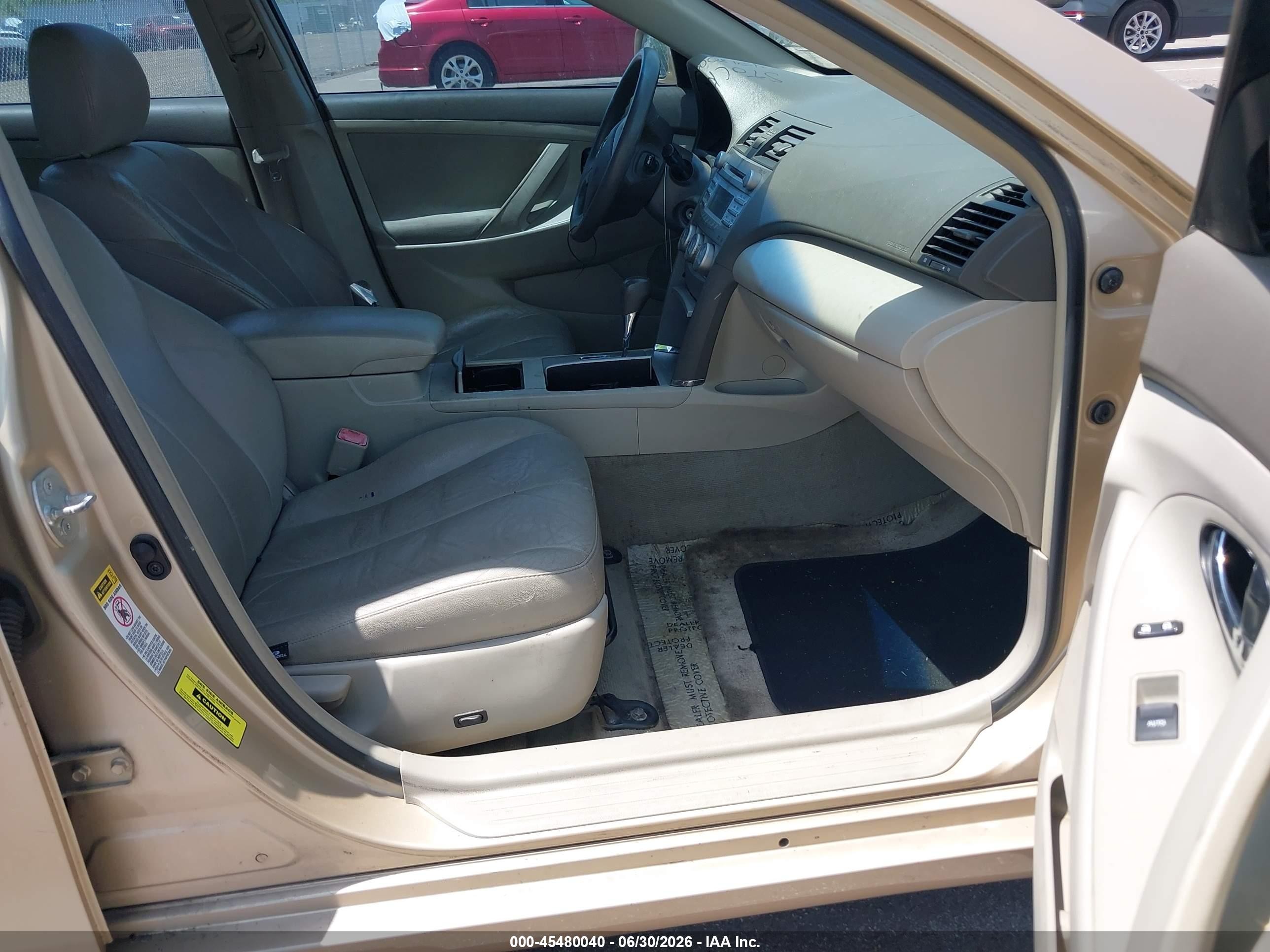 2010 Toyota Camry Le Gold vin: 4T4BF3EK5AR050813