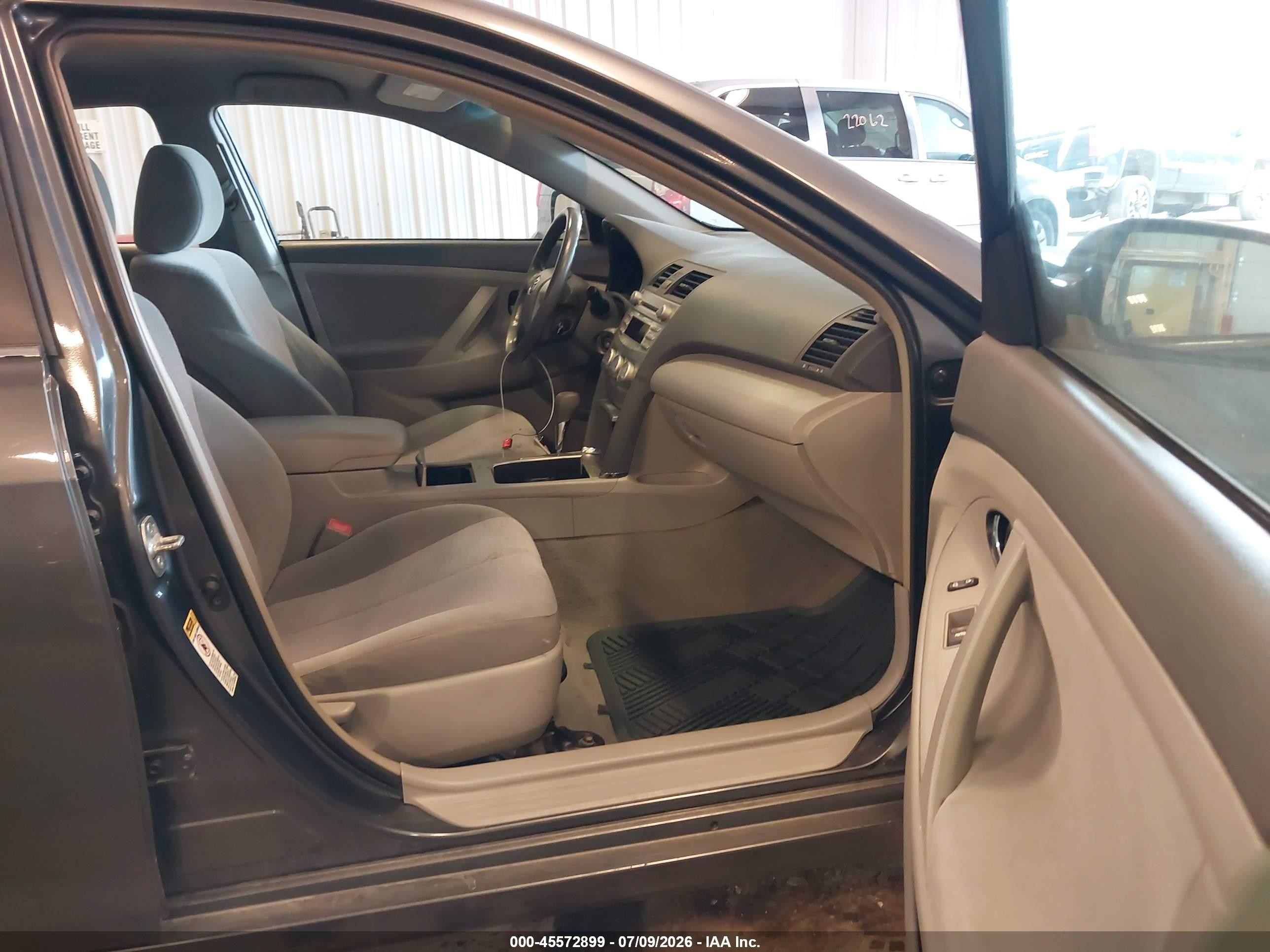 2010 Toyota Camry Le Gray vin: 4T4BF3EK5AR060886
