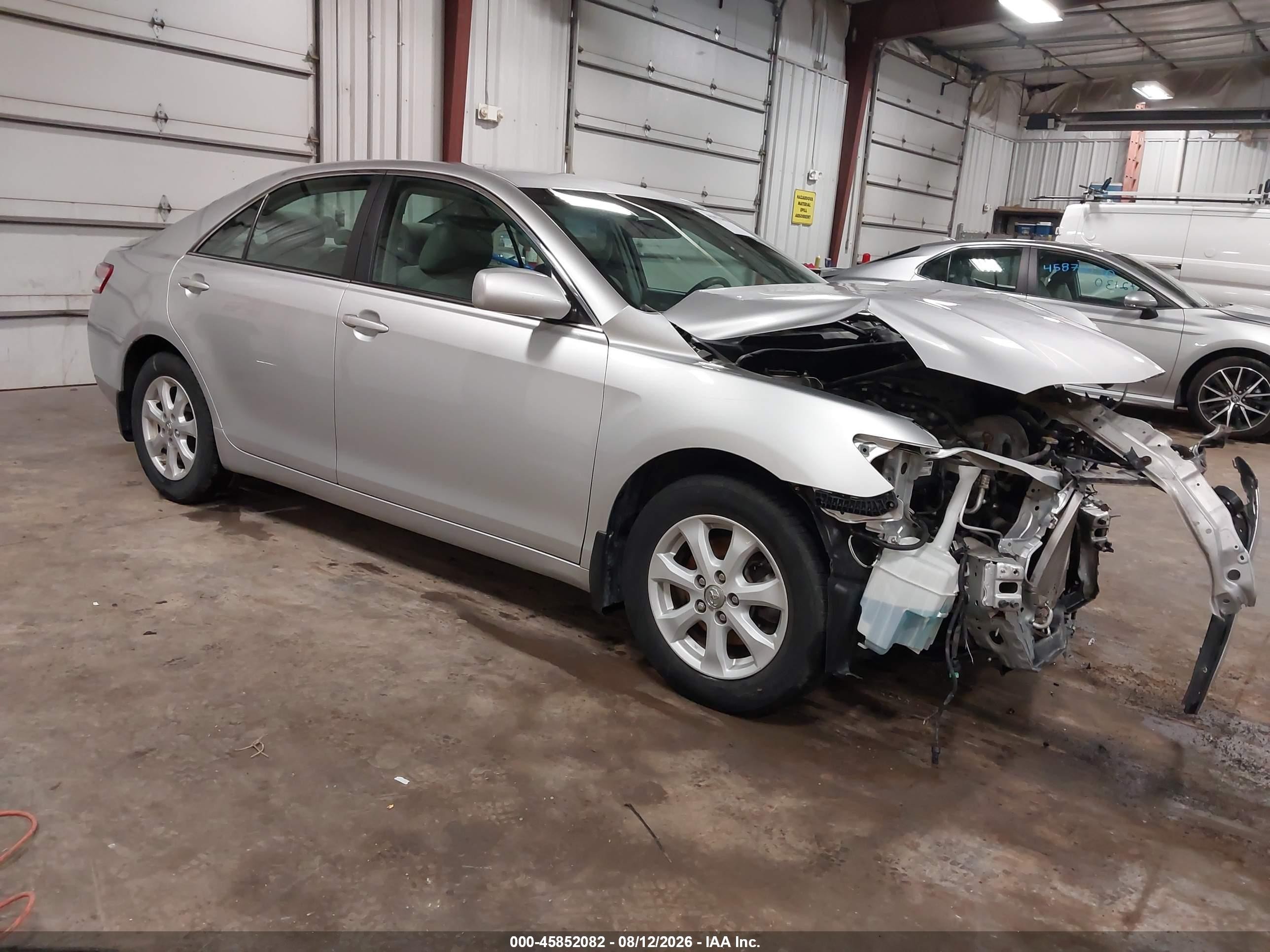 2010 Toyota Camry Le Серебряный vin: 4T4BF3EK5AR079583