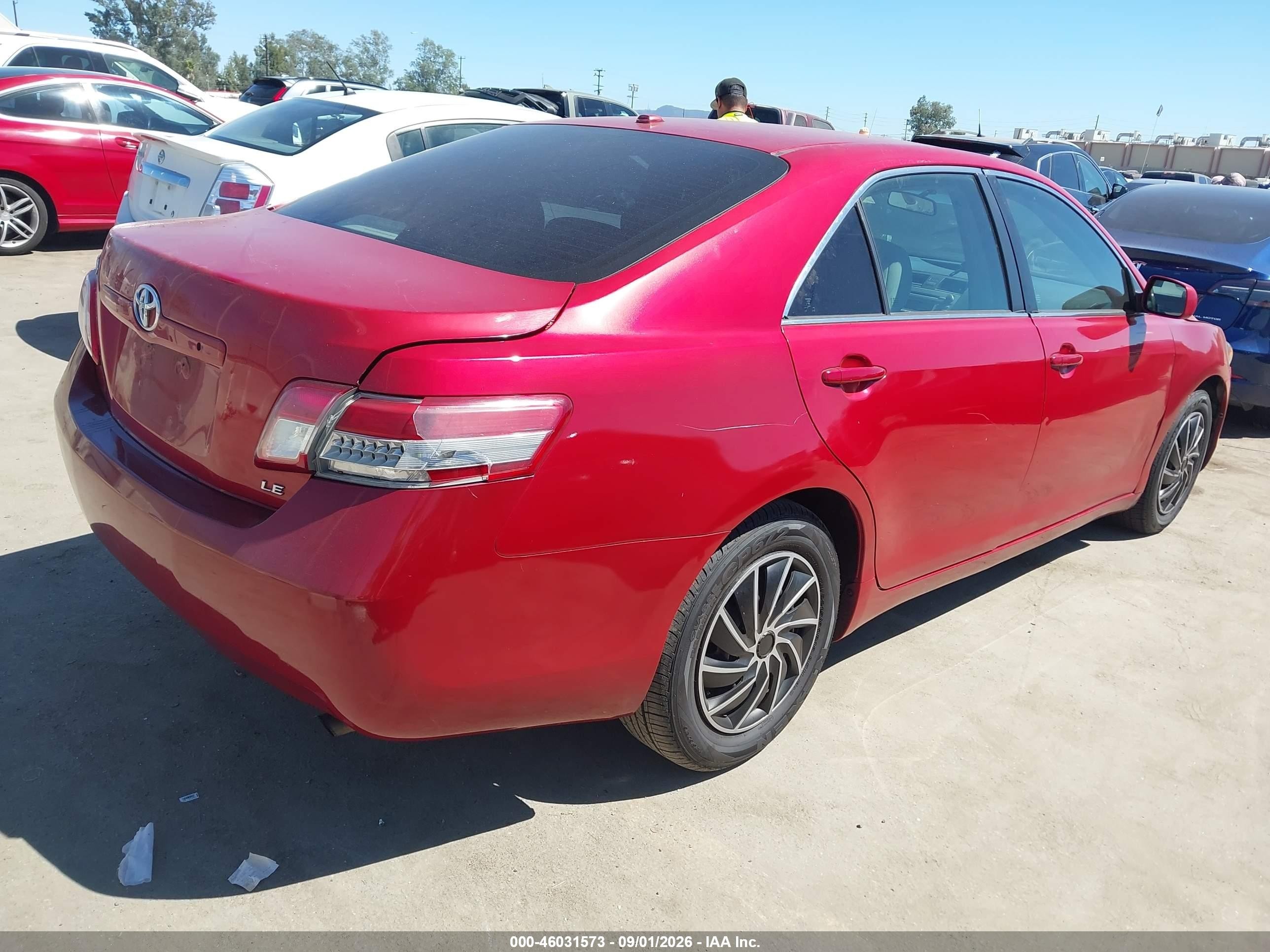 2010 Toyota Camry Le Красный vin: 4T4BF3EK6AR014614