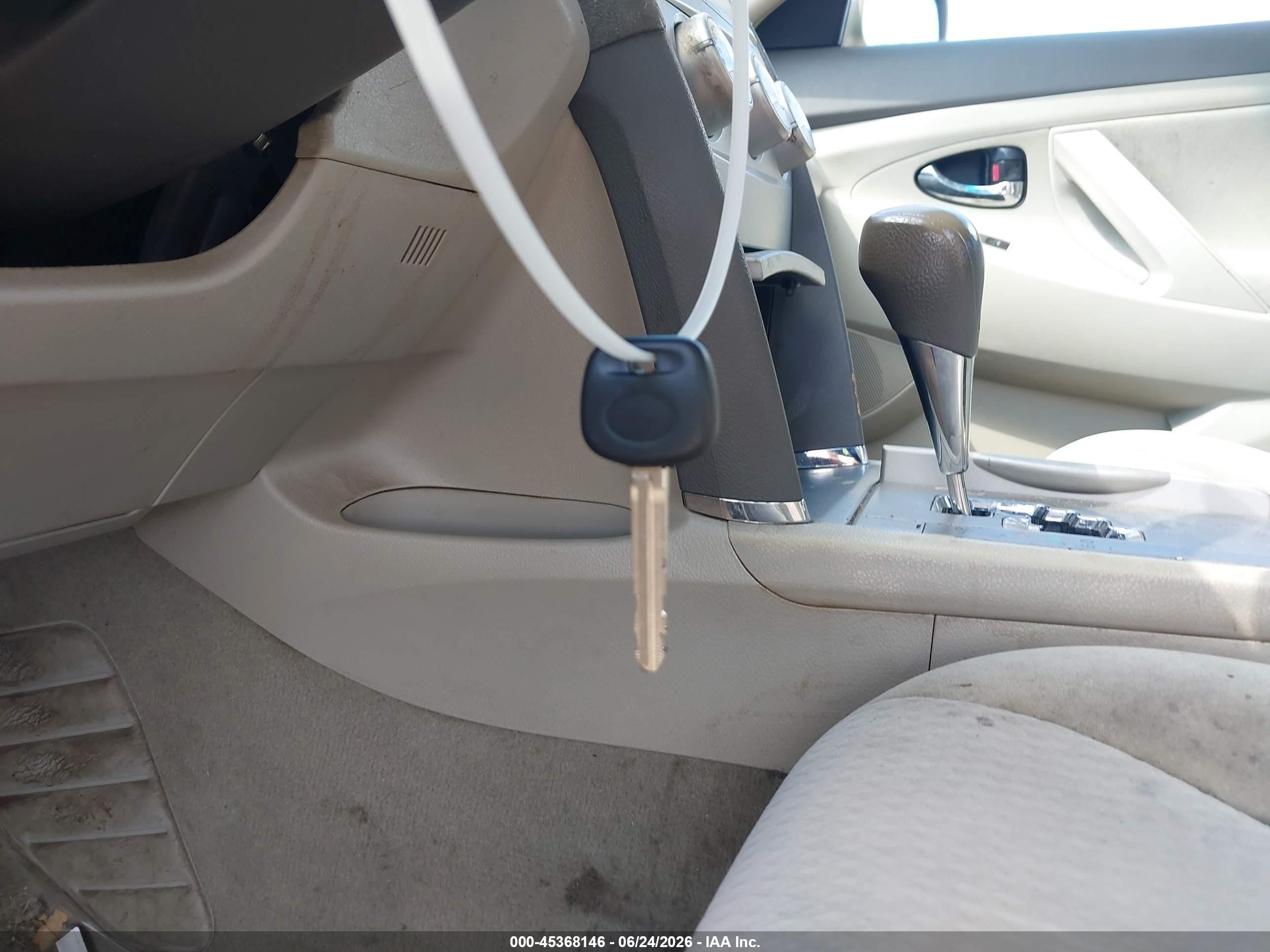 2010 Toyota Camry Le Champagne vin: 4T4BF3EK6AR033132
