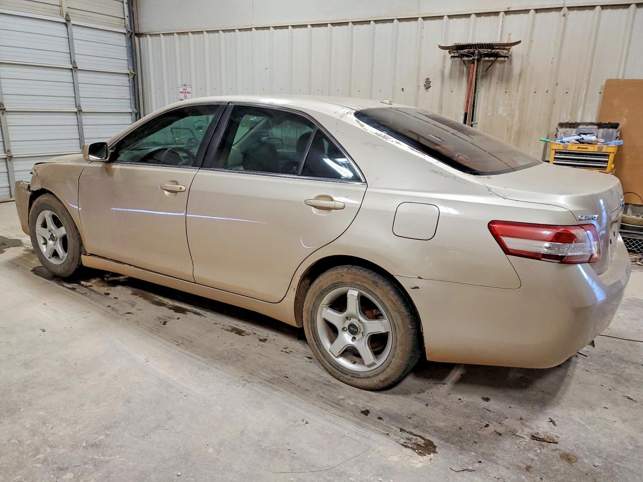 2010 Toyota Camry Le Tan vin: 4T4BF3EK6AR056037