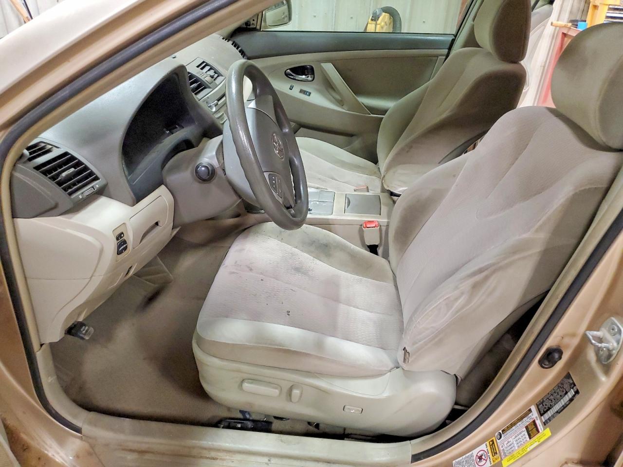 2010 Toyota Camry Le Tan vin: 4T4BF3EK6AR056037