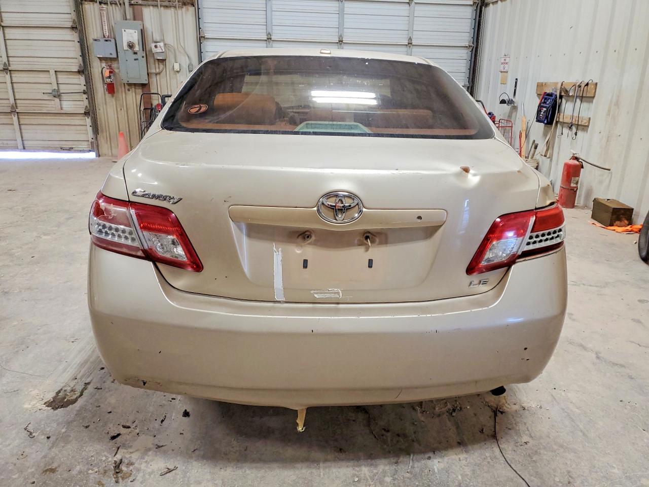 2010 Toyota Camry Le Tan vin: 4T4BF3EK6AR056037