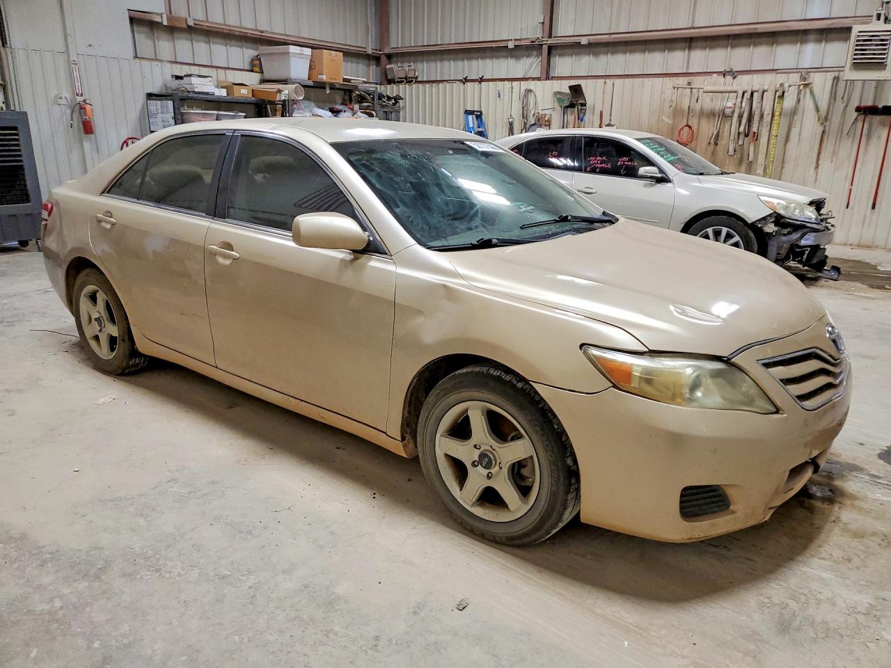 2010 Toyota Camry Le Tan vin: 4T4BF3EK6AR056037