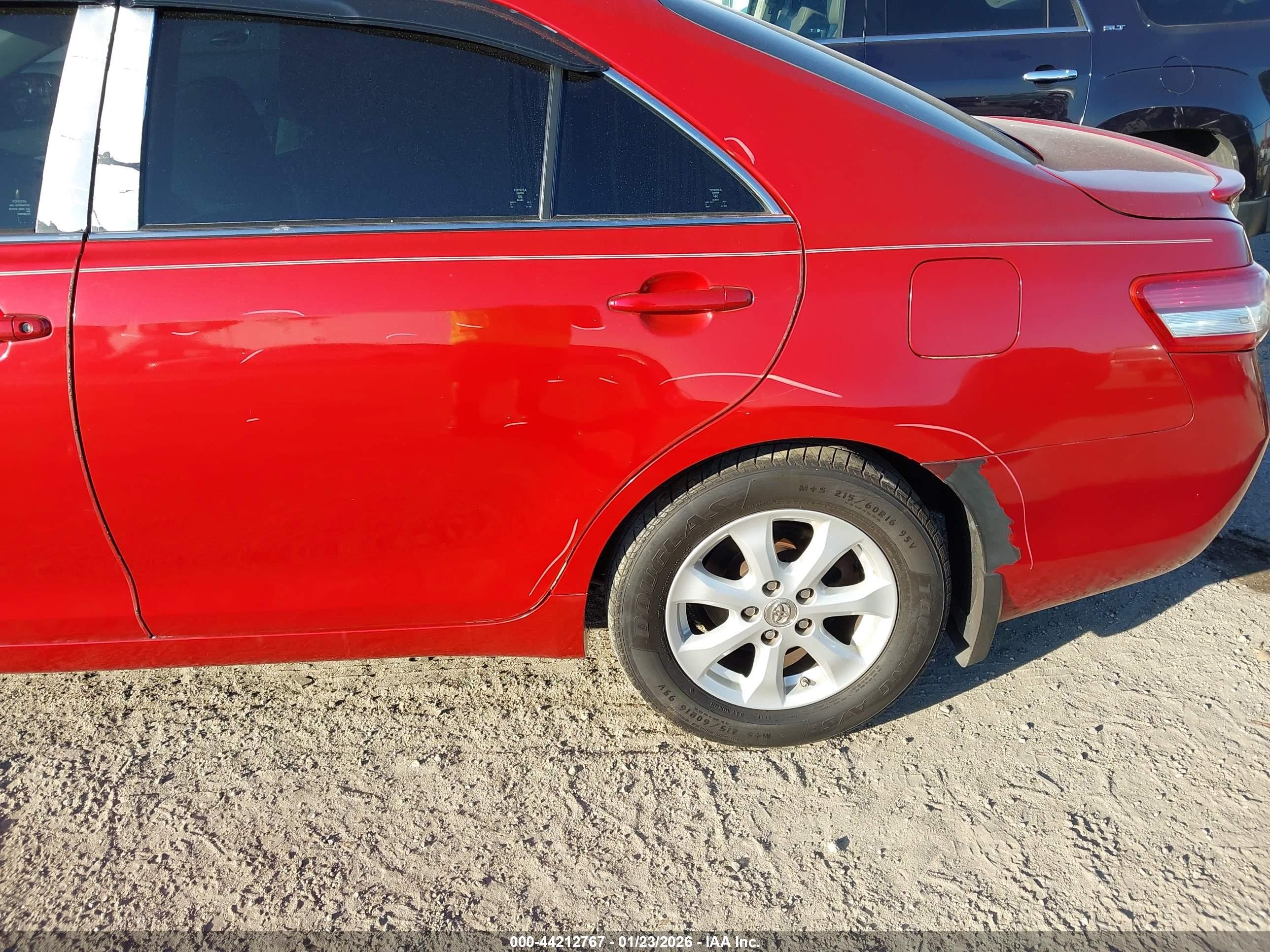 2011 Toyota Camry Le Red vin: 4T4BF3EK6BR177006