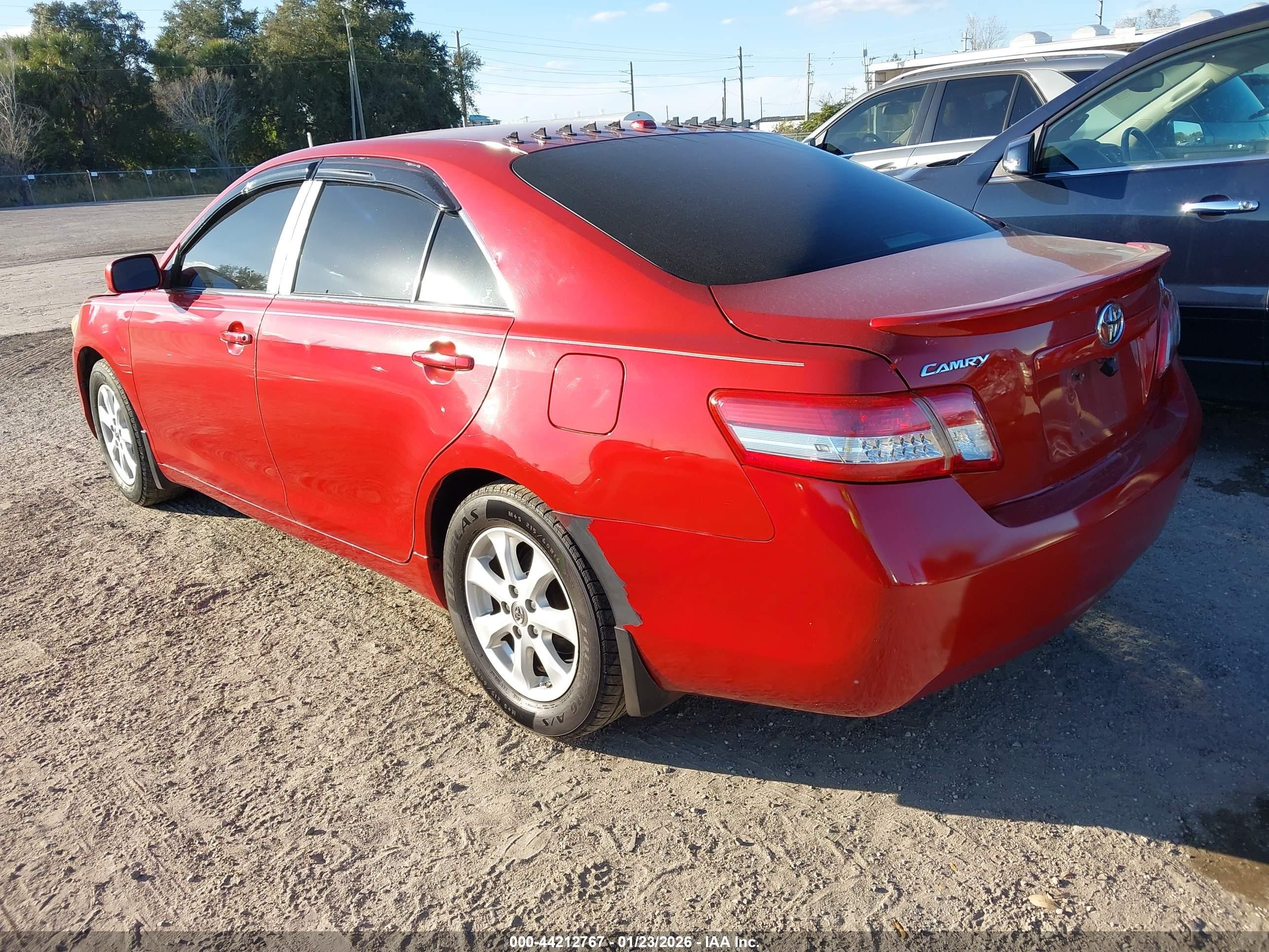 2011 Toyota Camry Le Red vin: 4T4BF3EK6BR177006