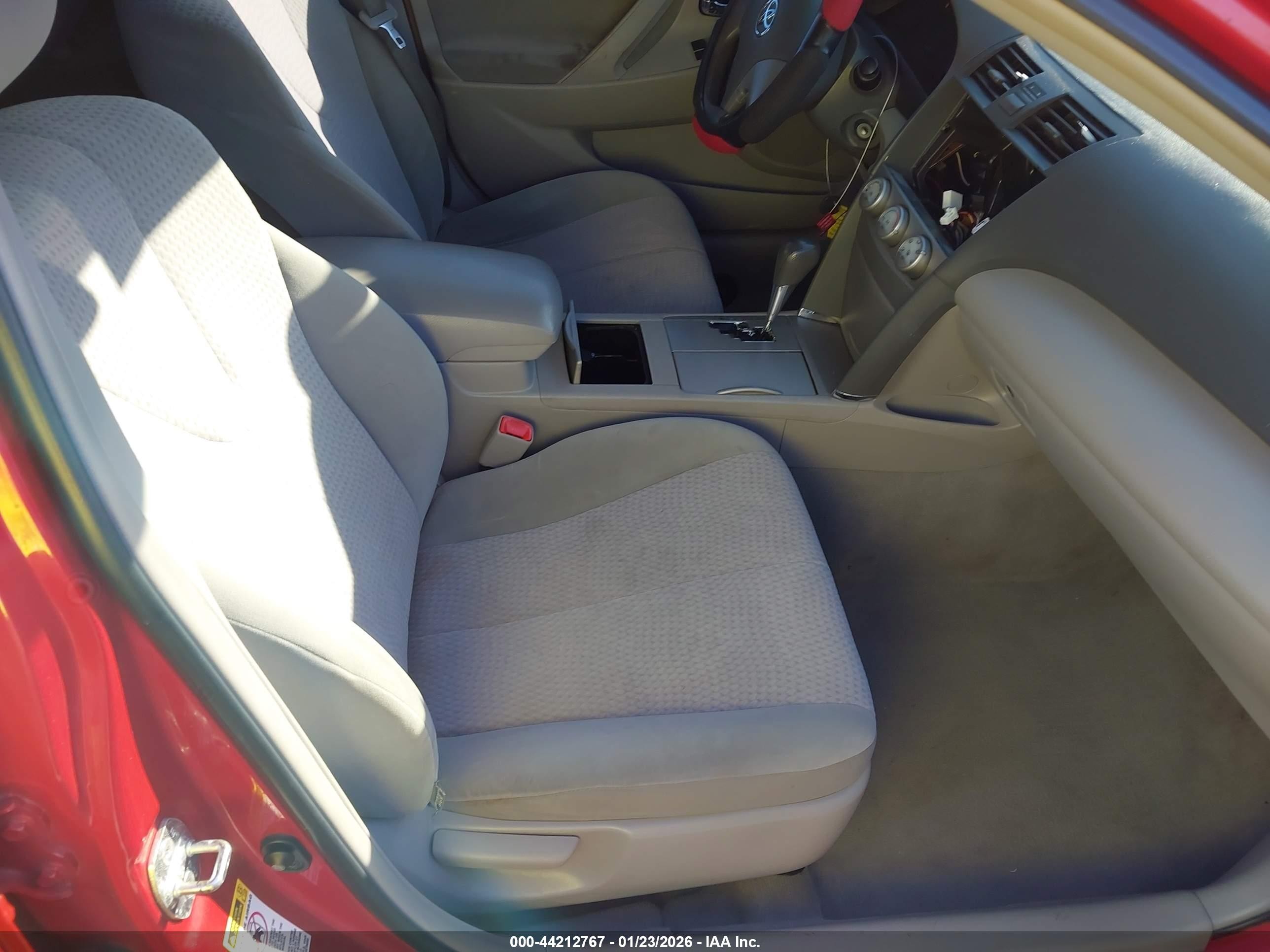 2011 Toyota Camry Le Red vin: 4T4BF3EK6BR177006