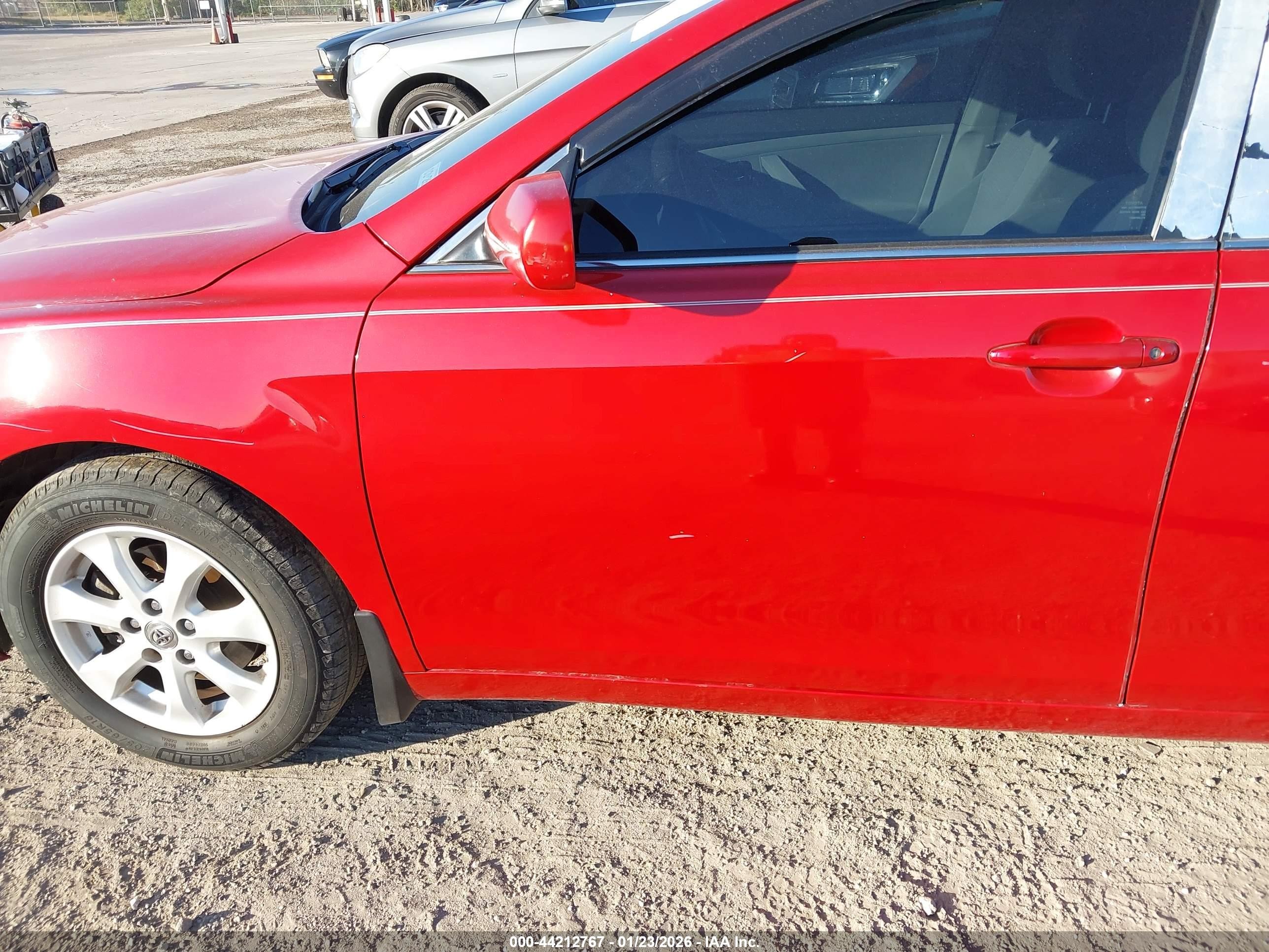 2011 Toyota Camry Le Red vin: 4T4BF3EK6BR177006