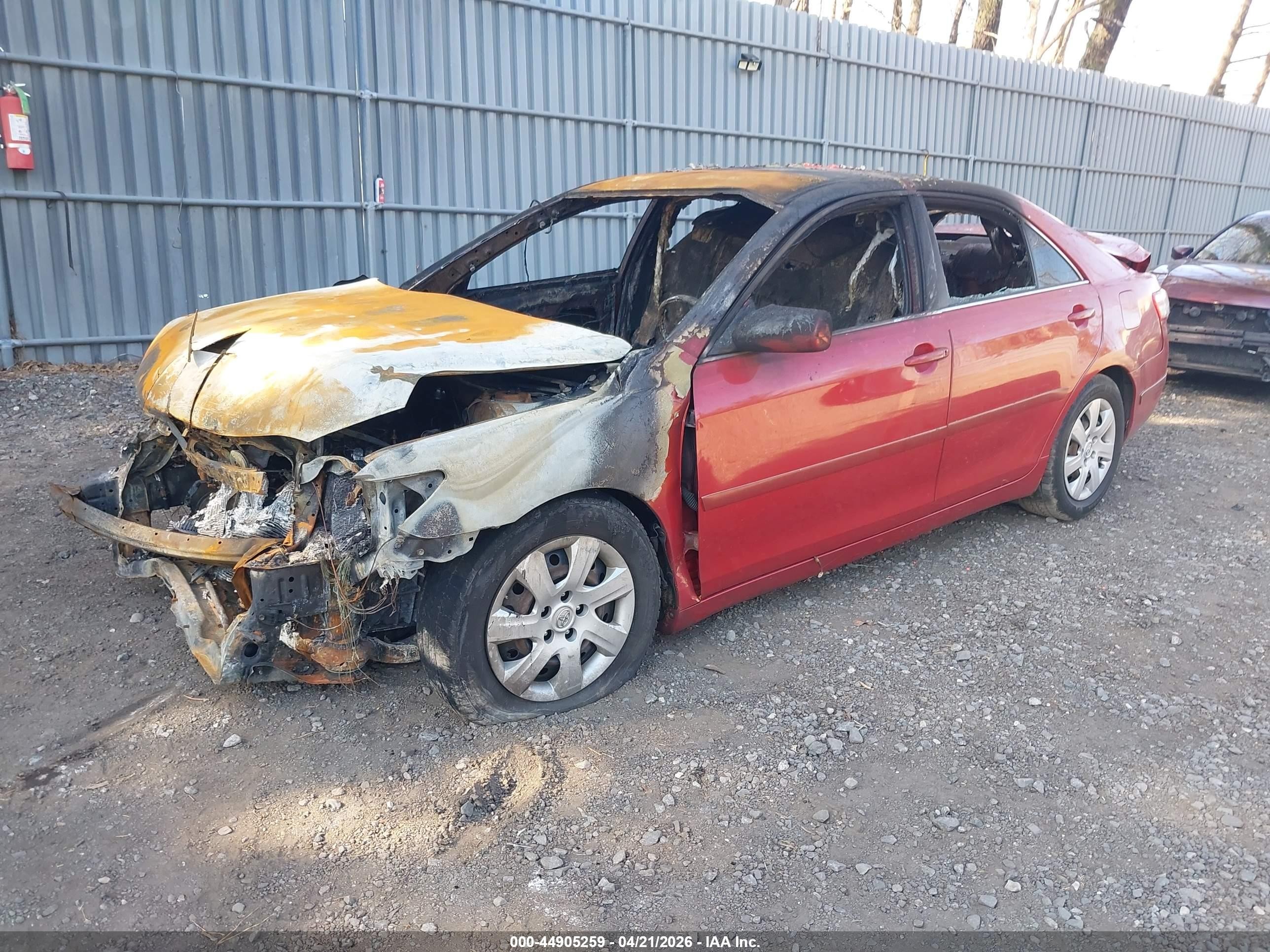 2010 Toyota Camry Le Red vin: 4T4BF3EK7AR008420