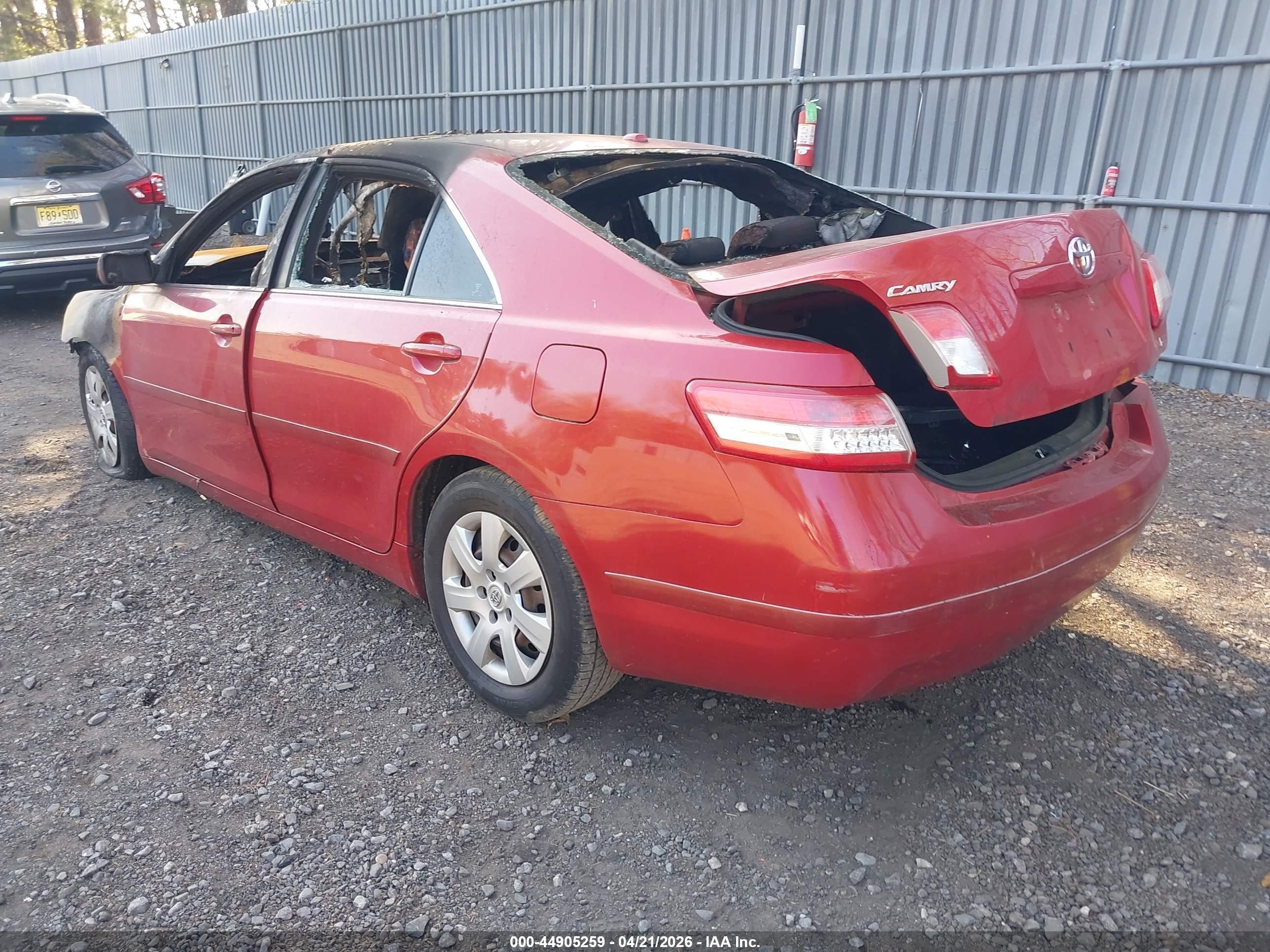 2010 Toyota Camry Le Red vin: 4T4BF3EK7AR008420