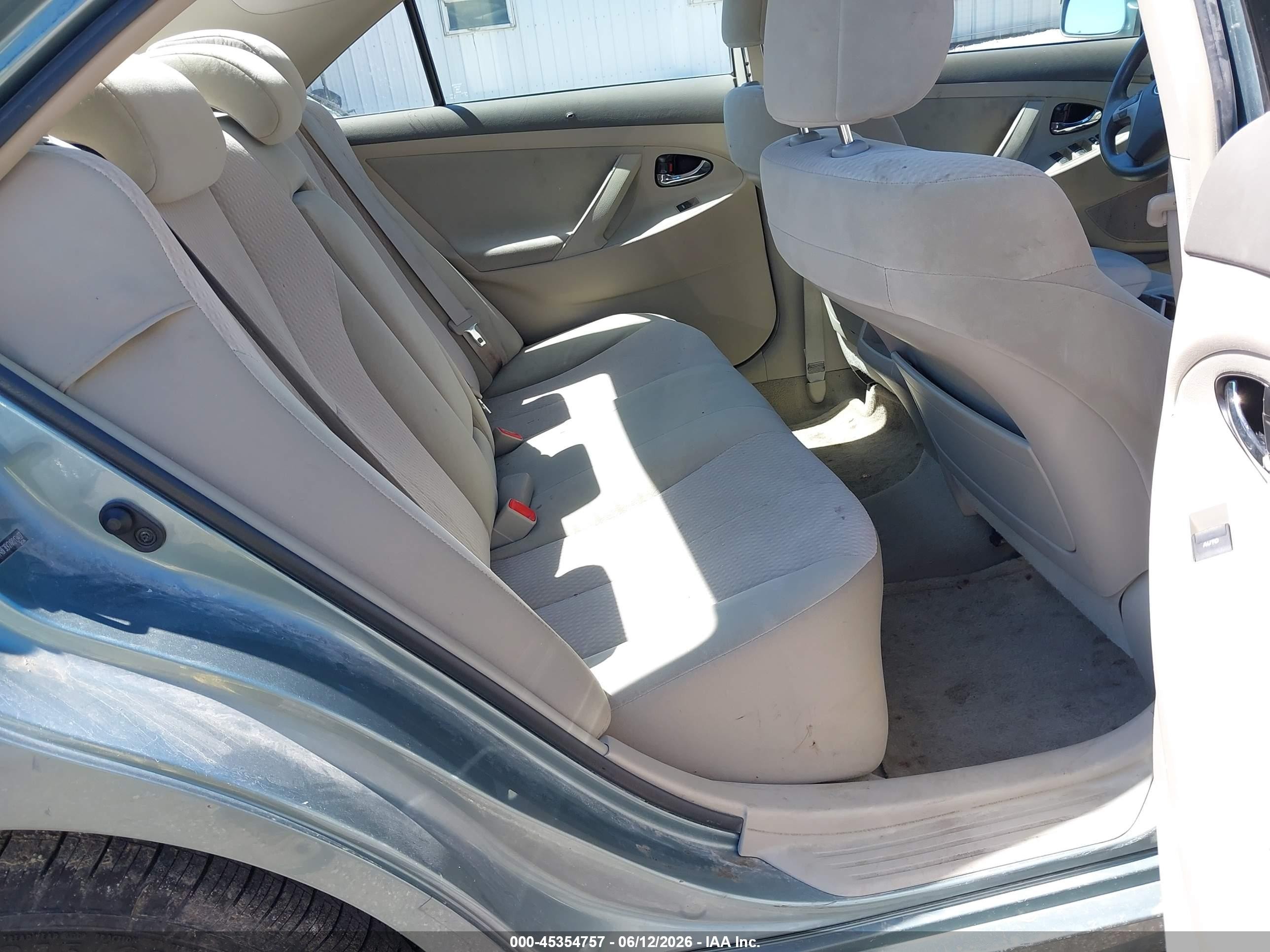 2010 Toyota Camry Le Green vin: 4T4BF3EK7AR013407