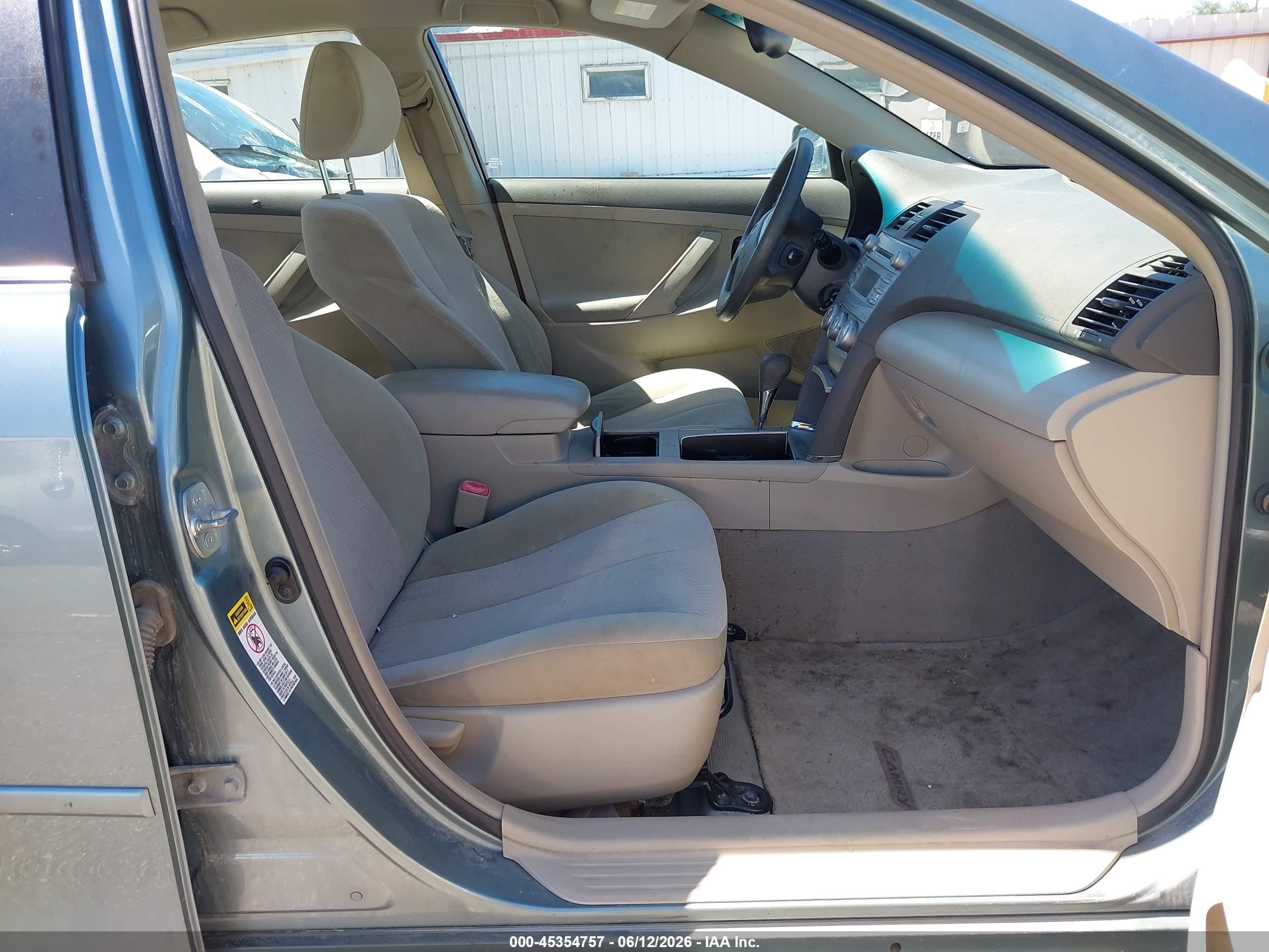 2010 Toyota Camry Le Green vin: 4T4BF3EK7AR013407