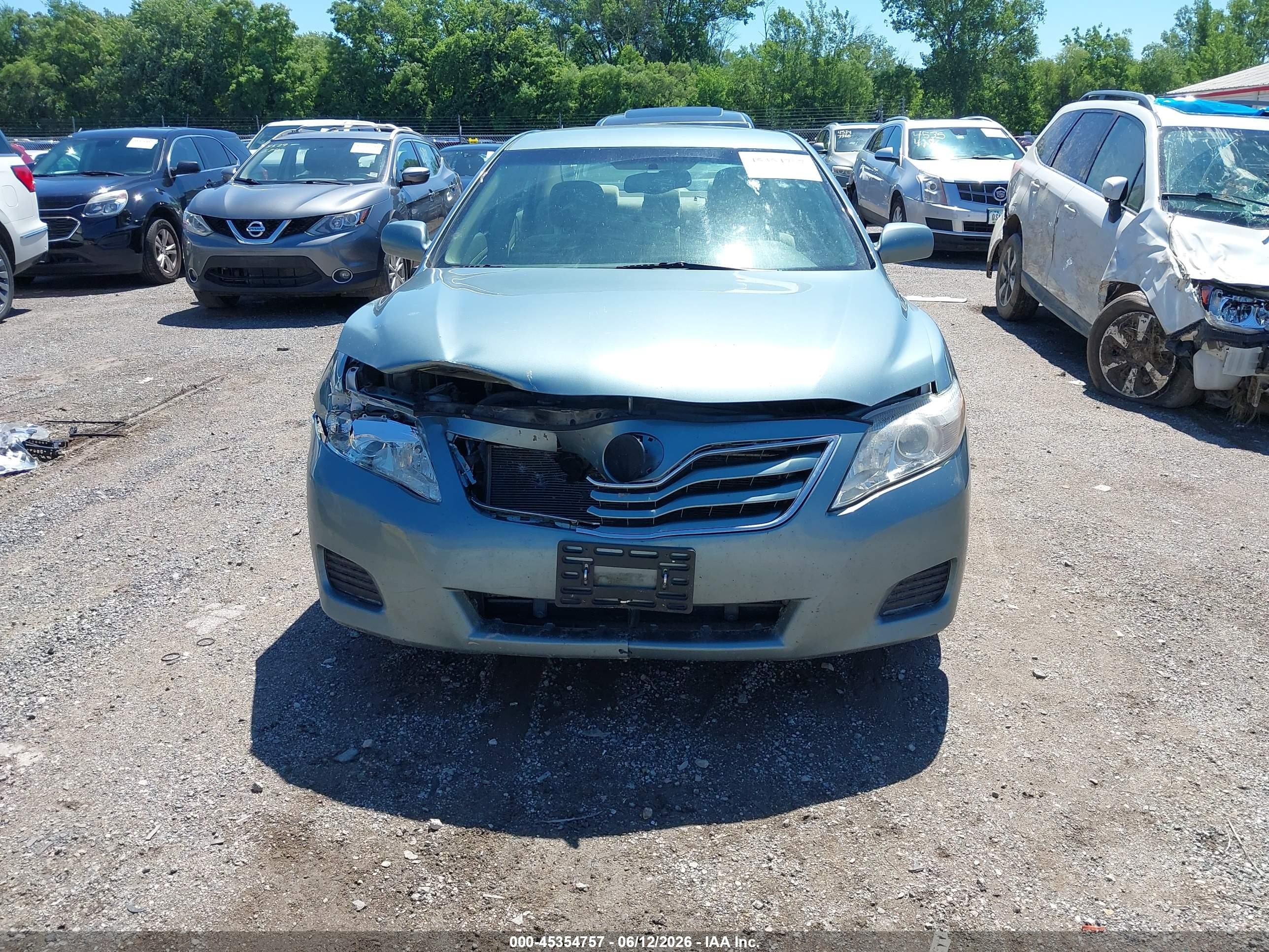 2010 Toyota Camry Le Green vin: 4T4BF3EK7AR013407