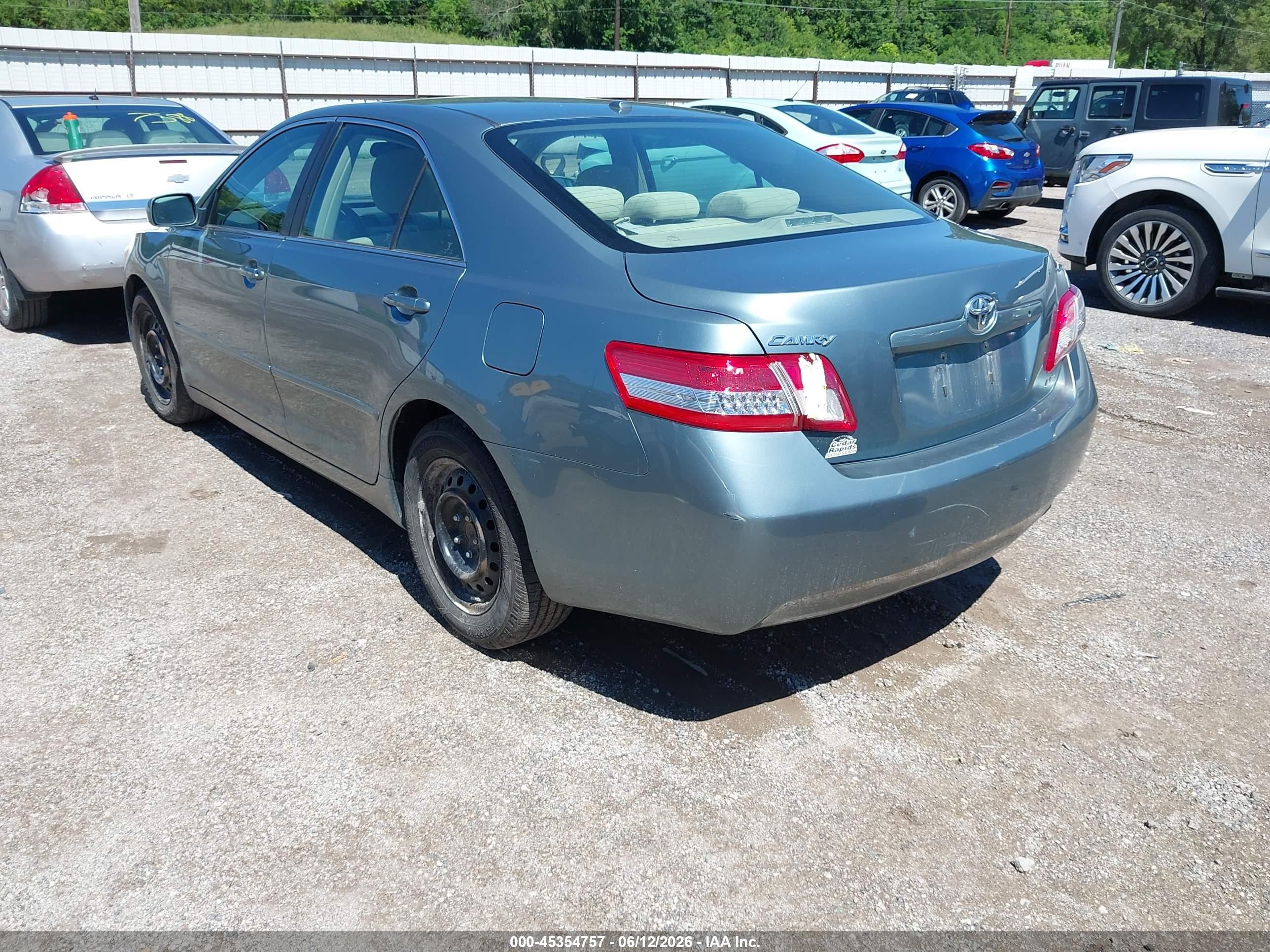 2010 Toyota Camry Le Green vin: 4T4BF3EK7AR013407