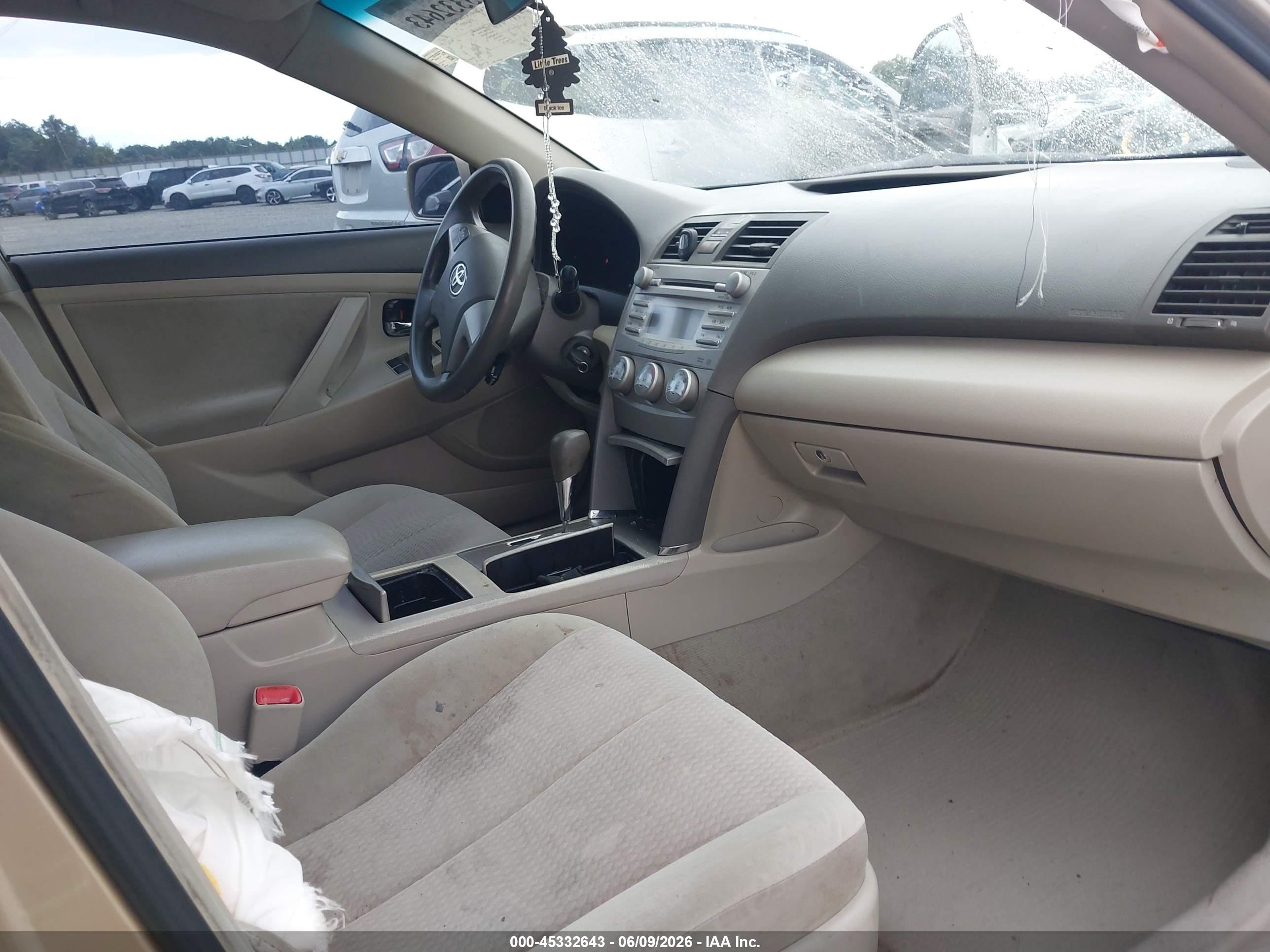 2010 Toyota Camry Le Champagne vin: 4T4BF3EK7AR013519