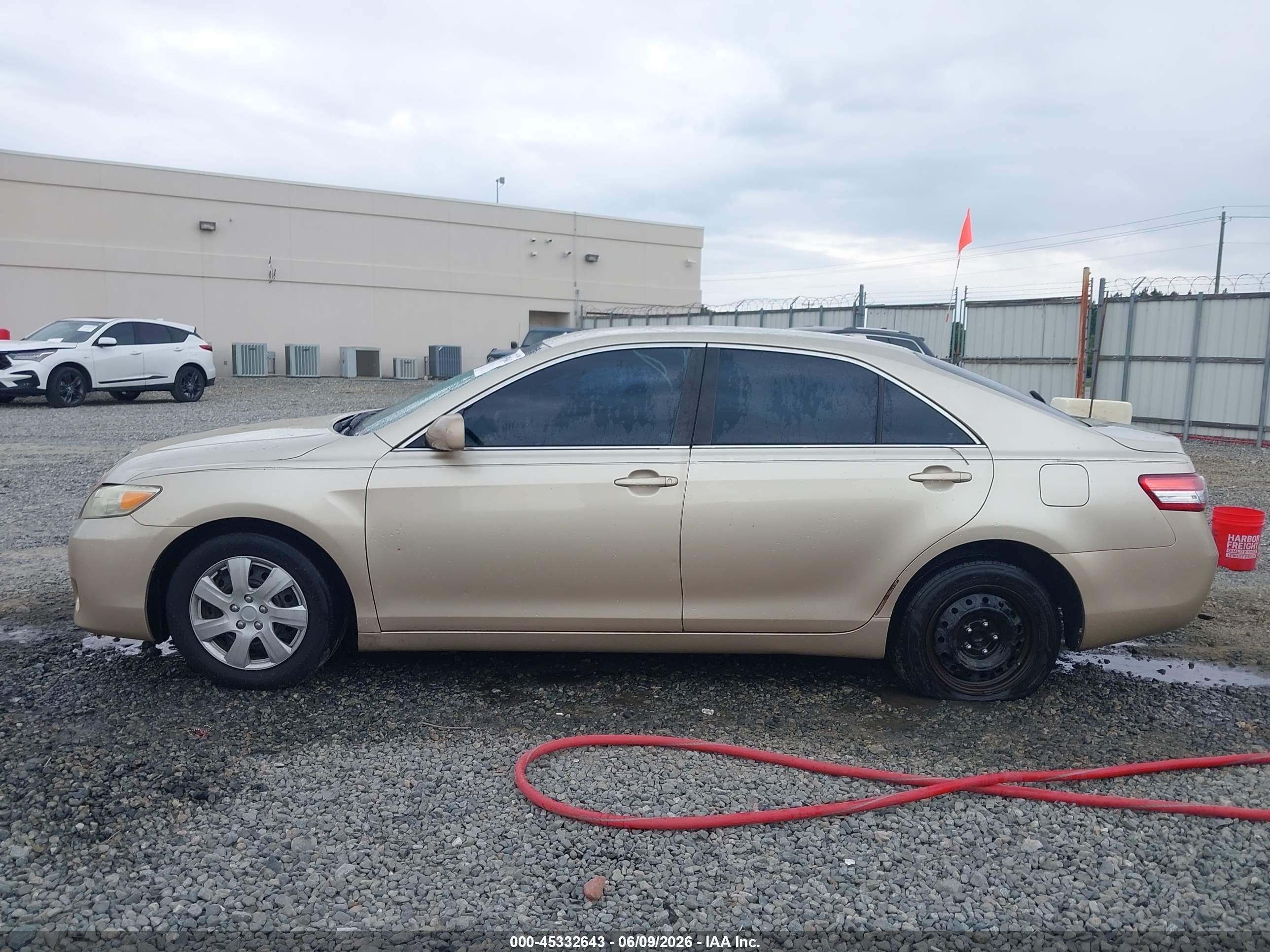 2010 Toyota Camry Le Champagne vin: 4T4BF3EK7AR013519