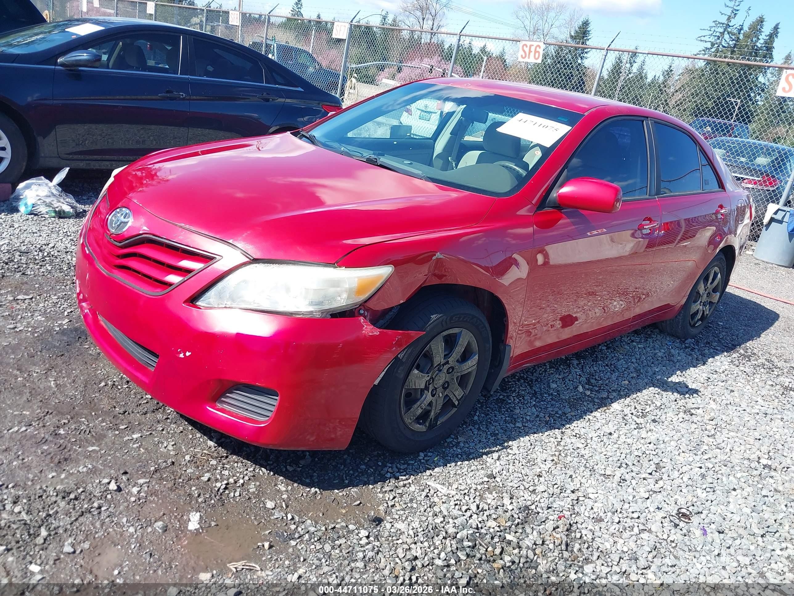 2010 Toyota Camry Le Red vin: 4T4BF3EK7AR016551