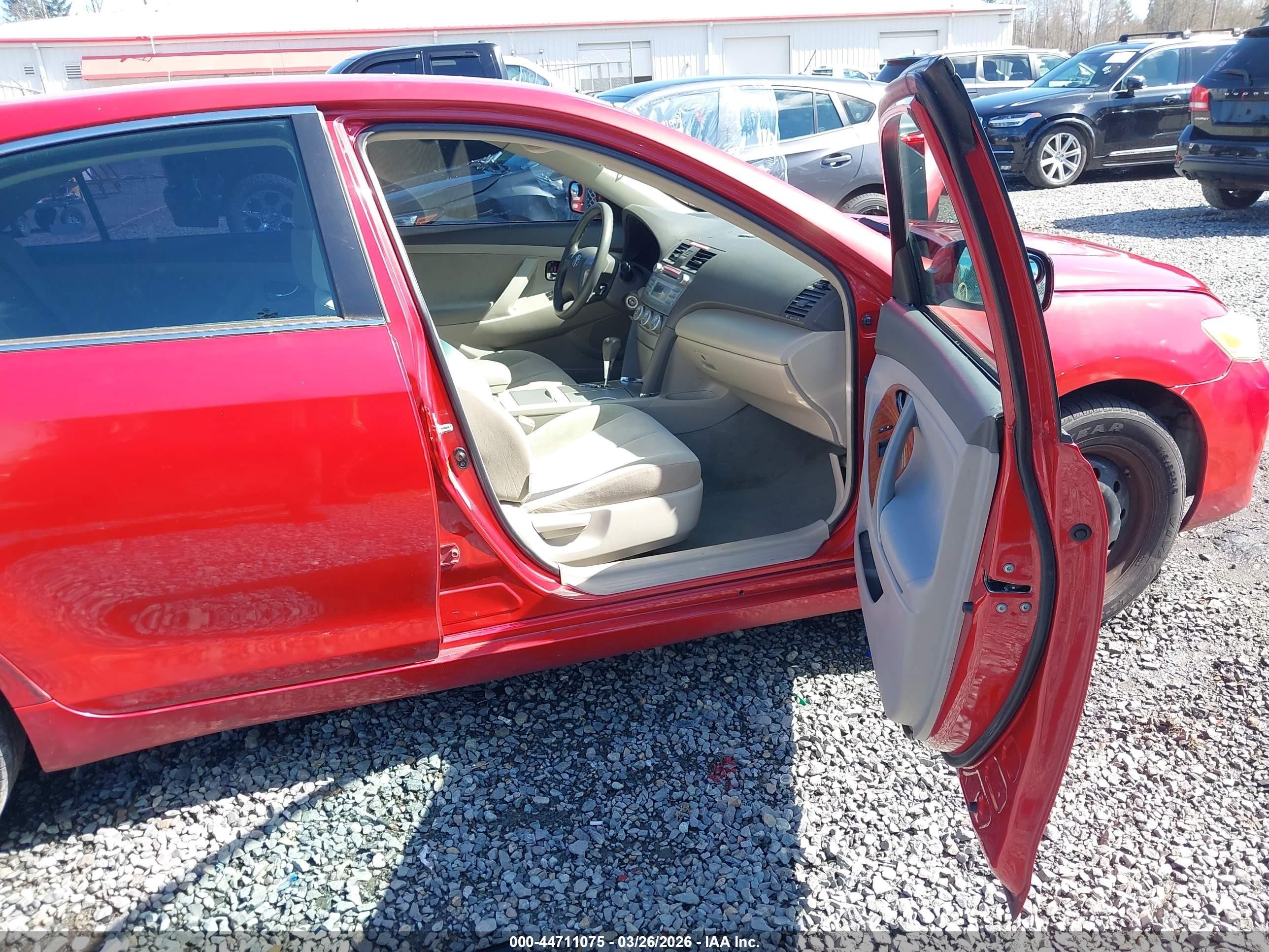 2010 Toyota Camry Le Red vin: 4T4BF3EK7AR016551